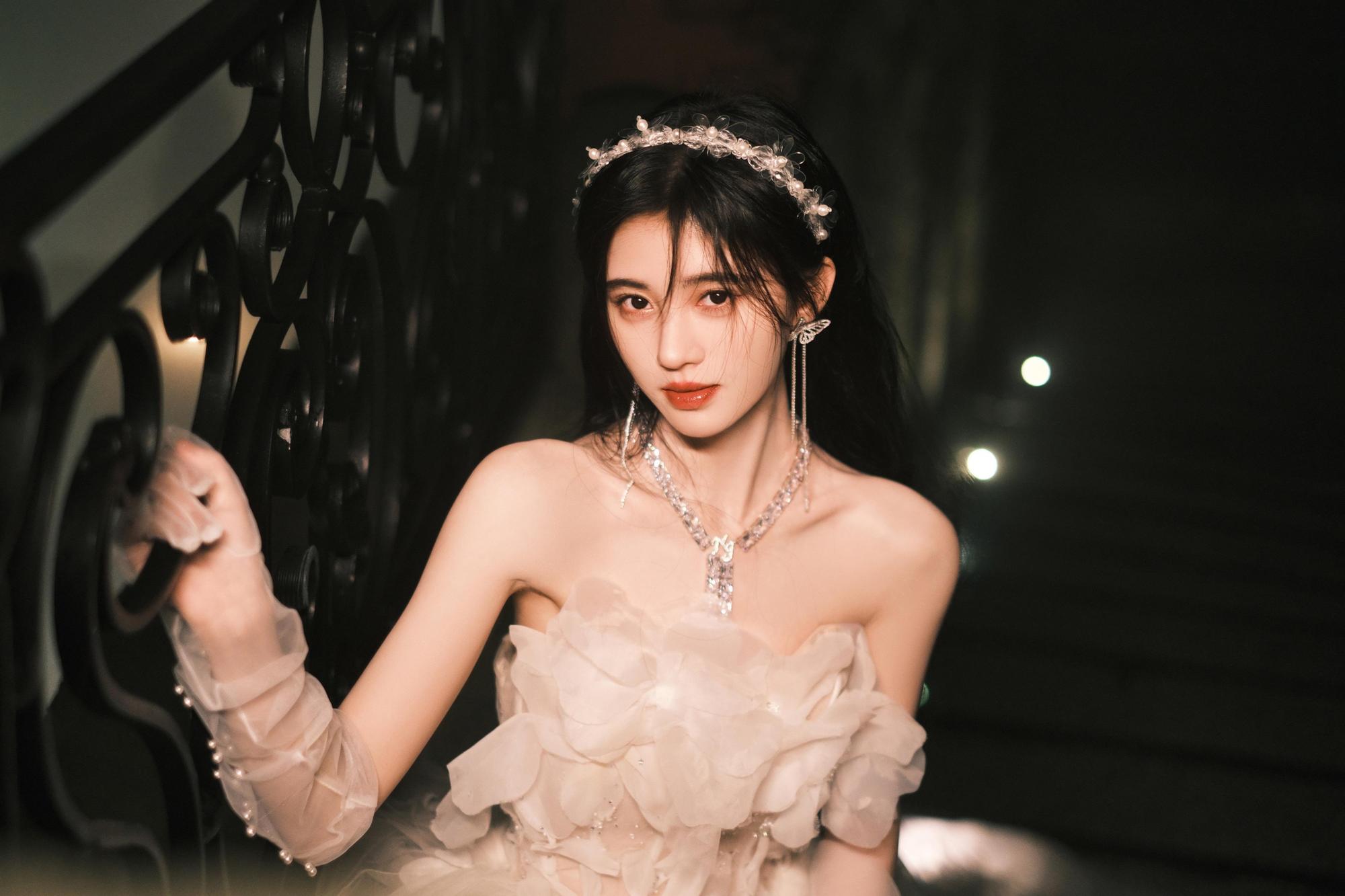 鞠婧禕有「4千年一遇美女」美譽,近日被質疑直角肩線是後天人工而來。(翻攝鞠婧禕個人工作室微博)