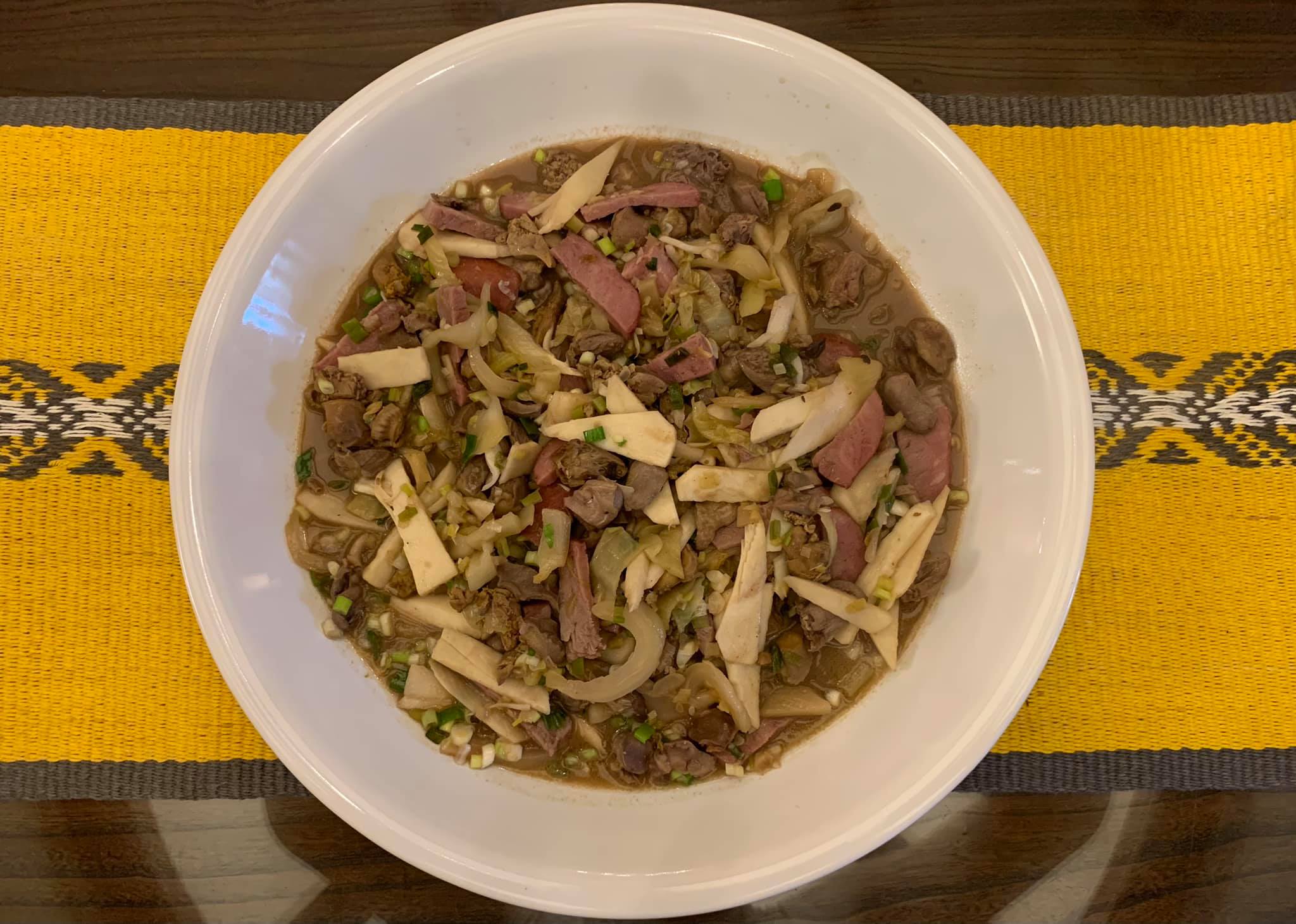 這道「鹹菜心煨雞雜」出現在宋版《東京夢華錄箋注》中的州橋夜市，食味實可貫穿古今。