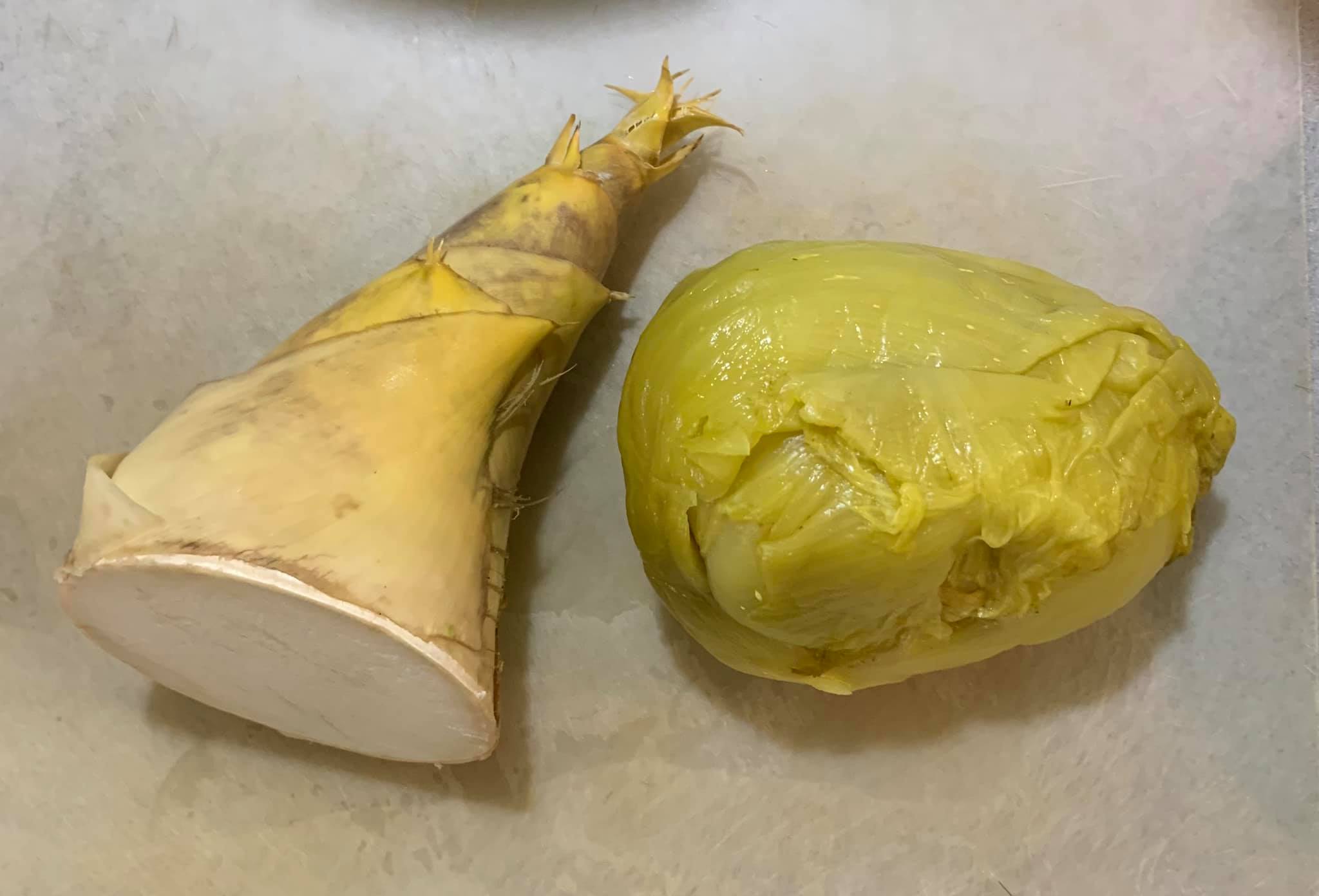 準備1支綠竹筍與醃菜心。