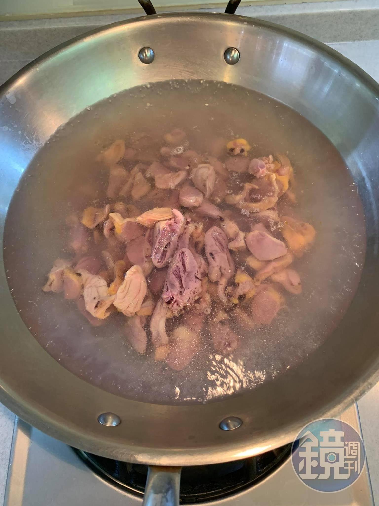 先燙雞心、雞胗。