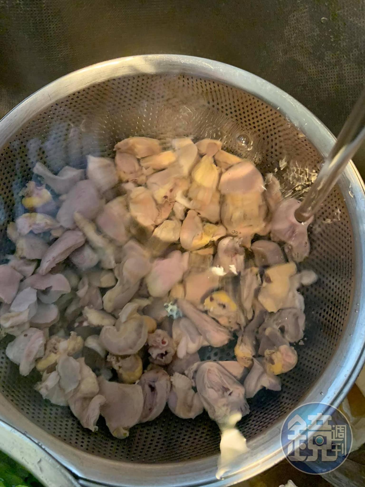 將汆燙過的雞心、雞胗沖洗乾淨。