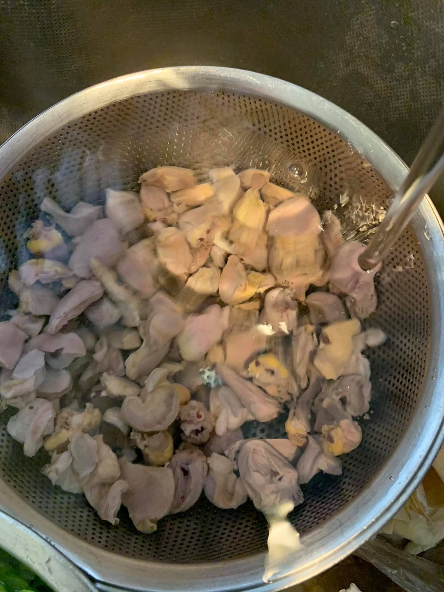將汆燙過的雞心、雞胗沖洗乾淨。