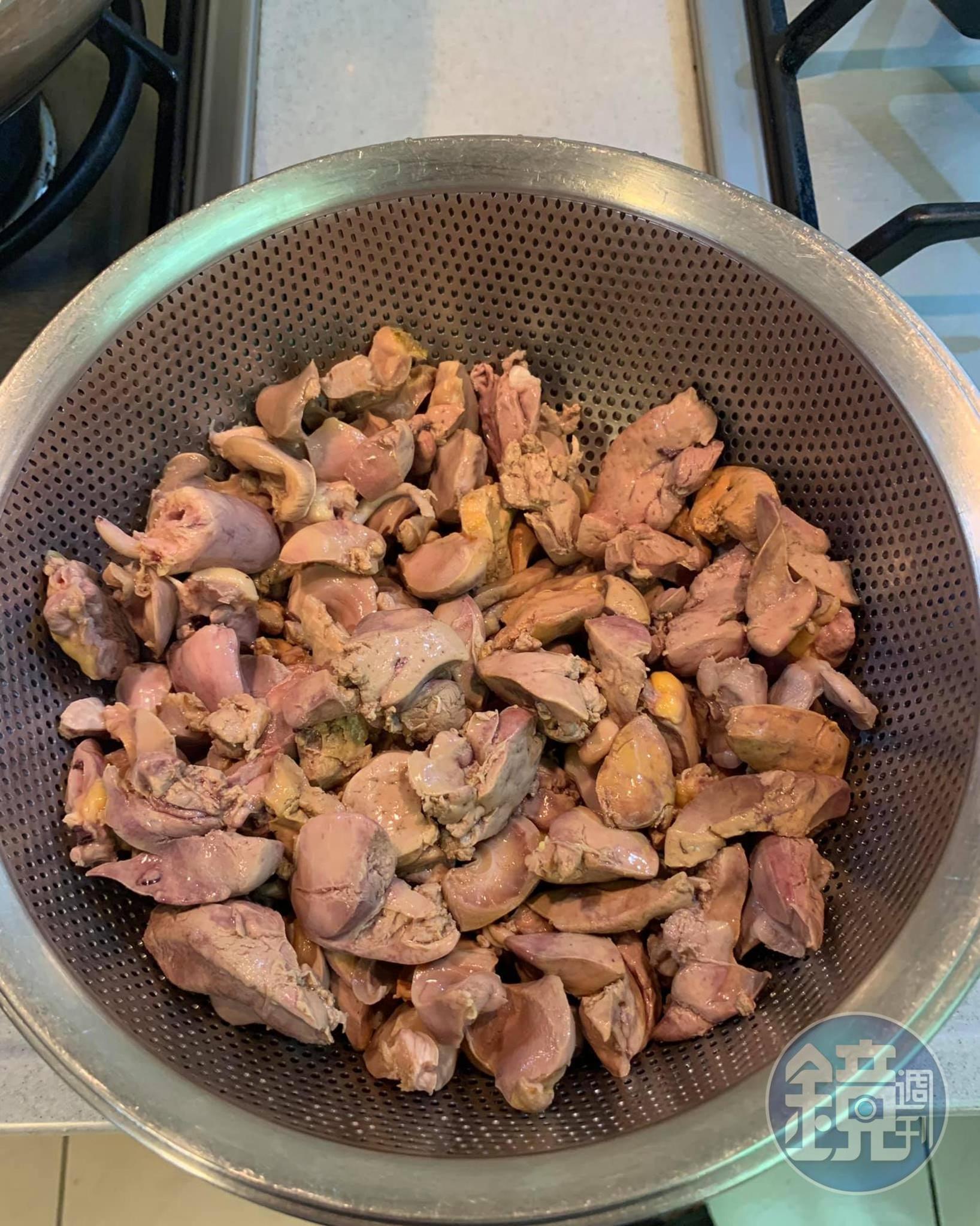 同樣將雞肝沖洗乾淨。