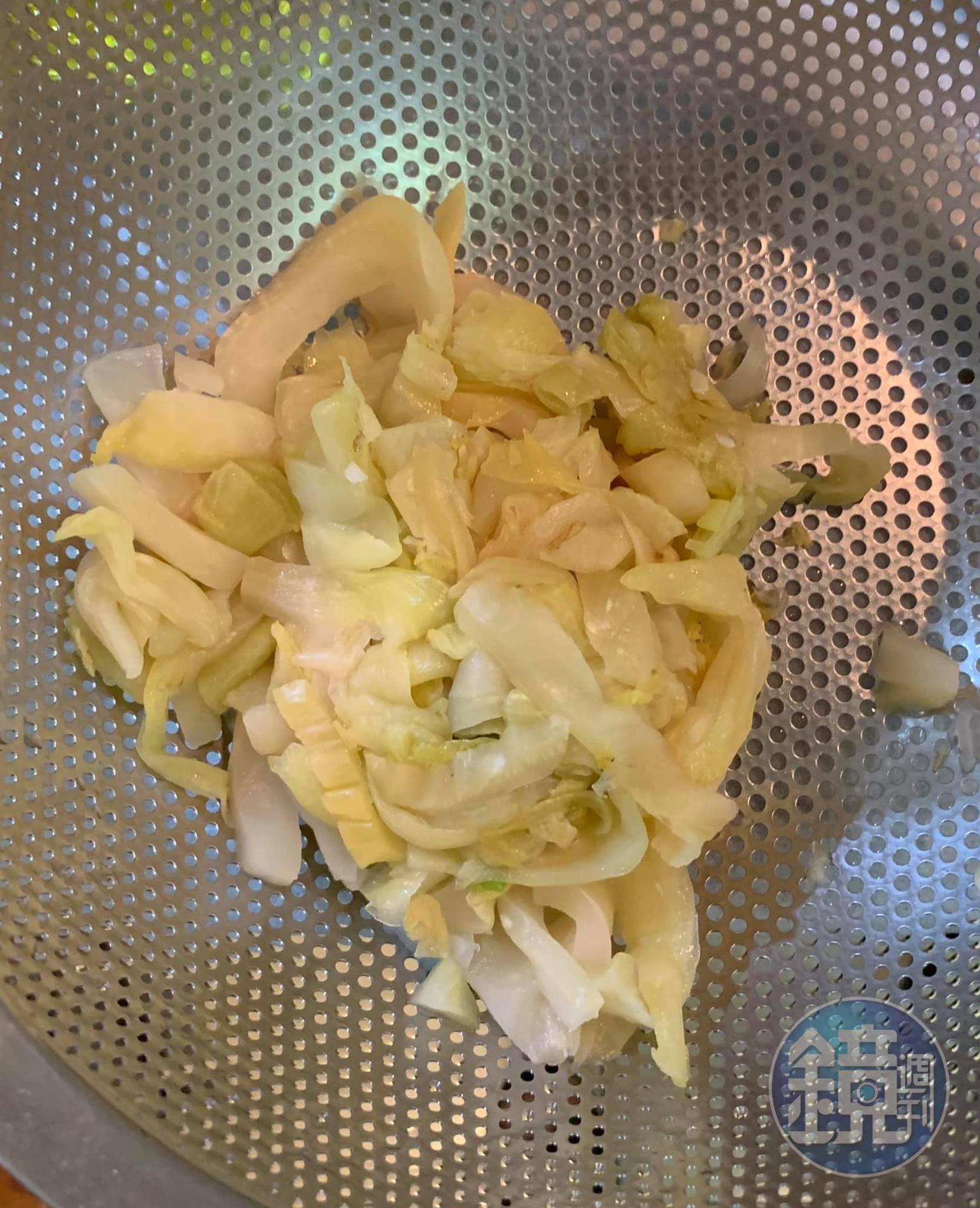 醃菜心燙後擠乾水分。