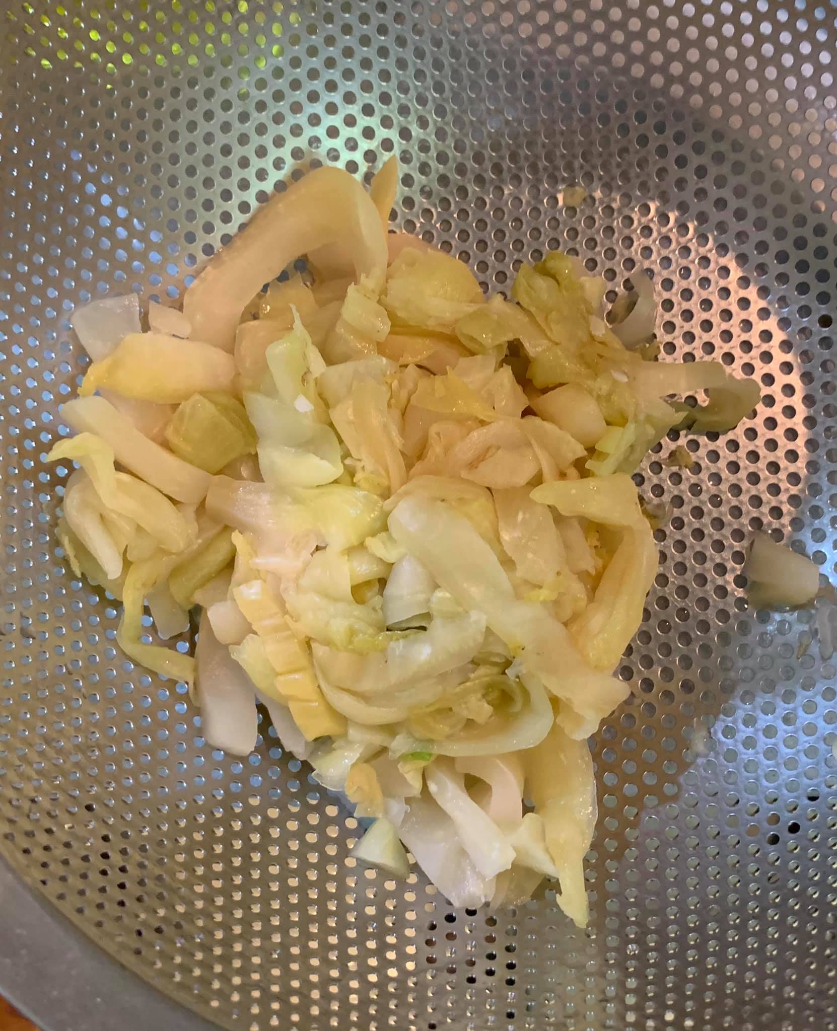 醃菜心燙後擠乾水分。