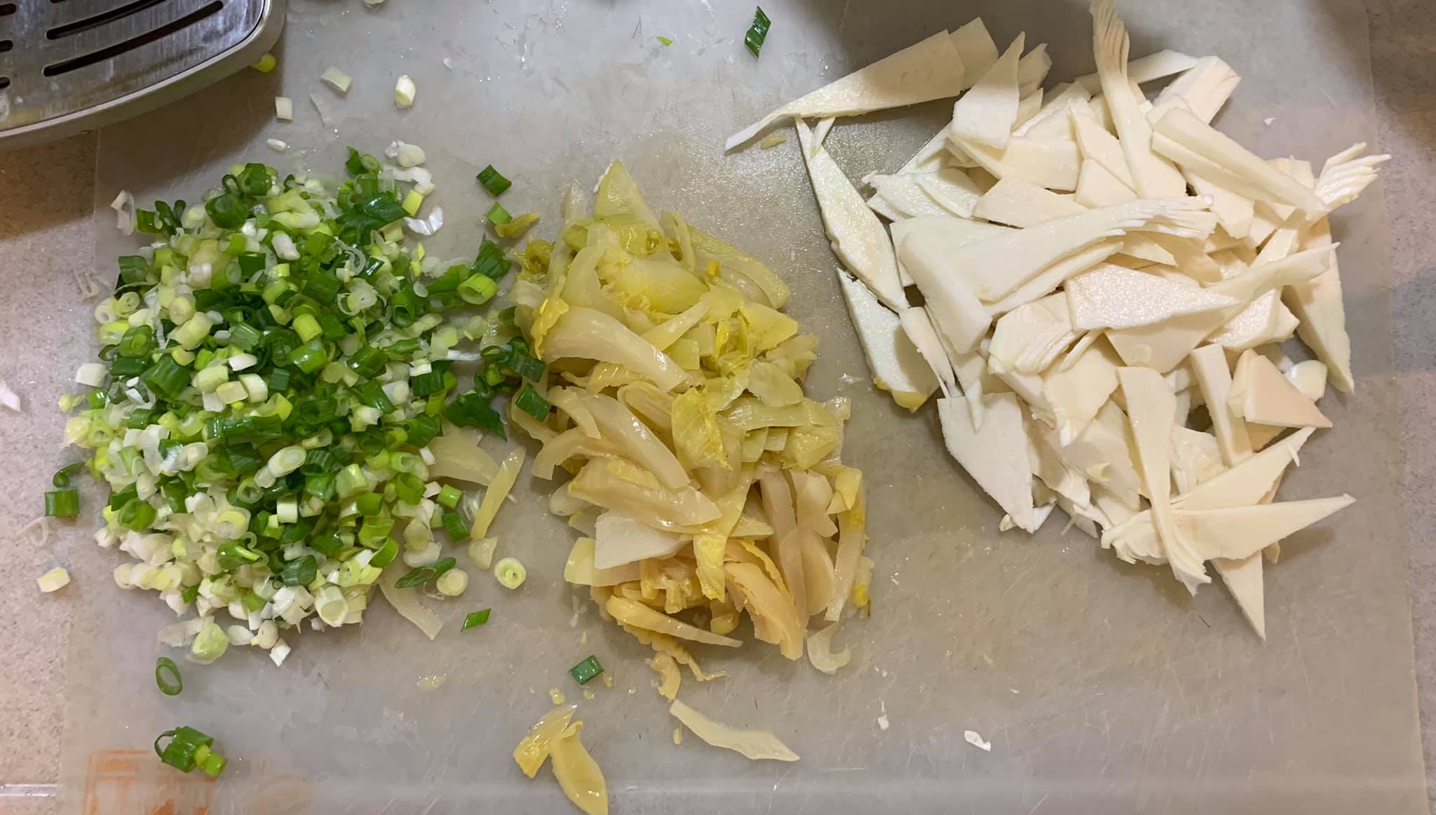 青蔥、綠竹筍、菜心皆切片、切花。