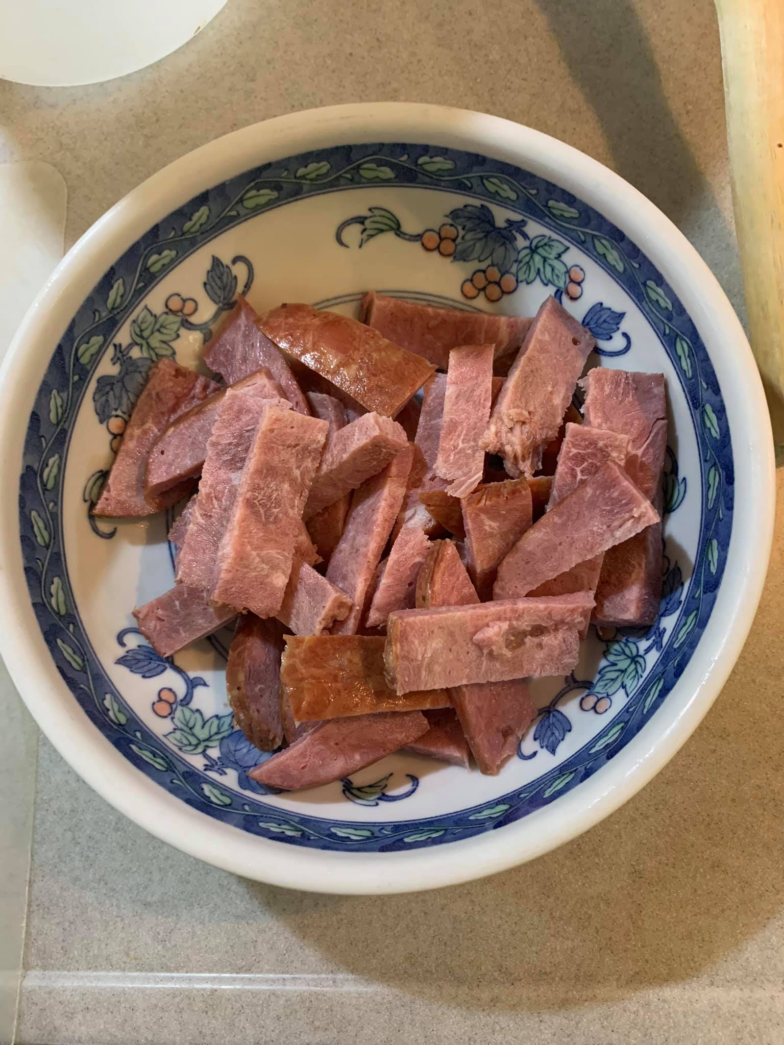 火腿切厚片，如果是金華火腿則要切薄片。