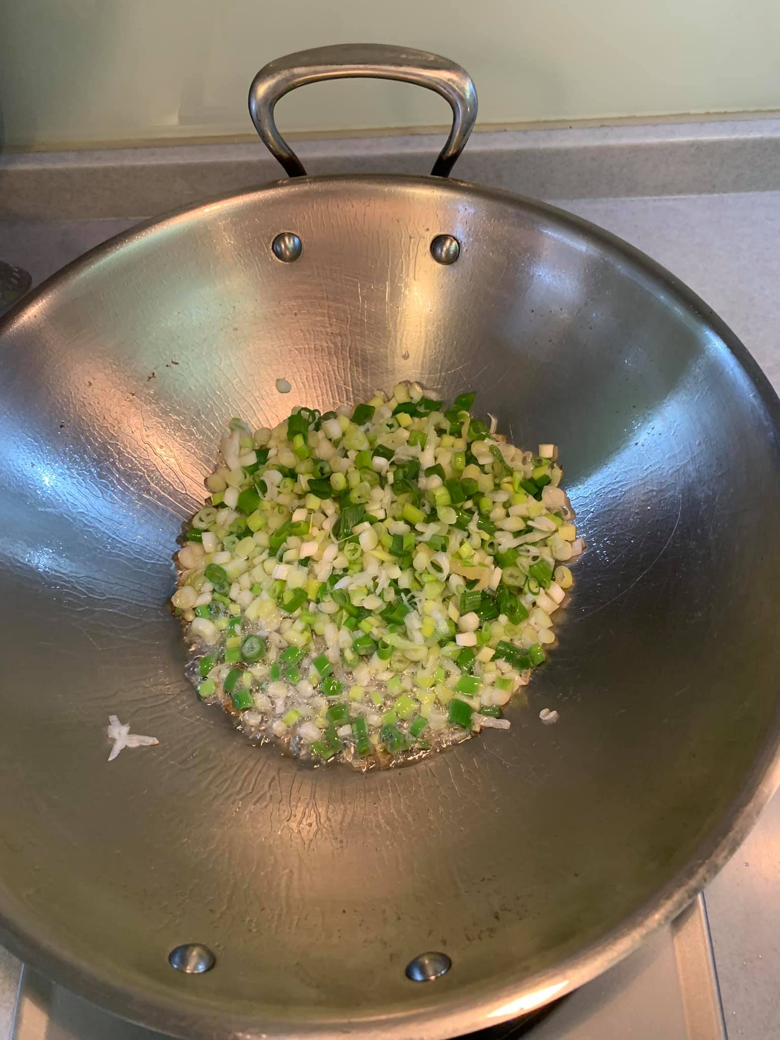爆香蔥花。