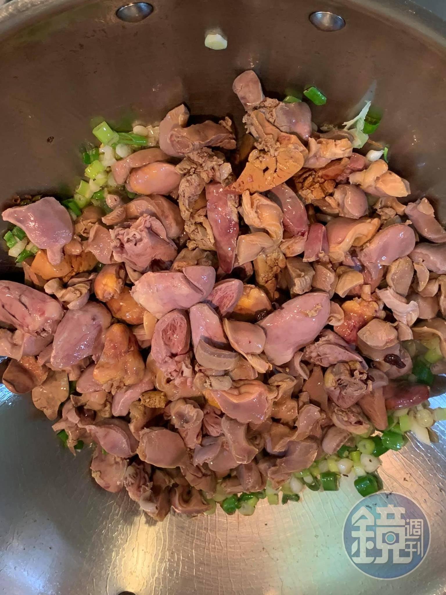 雞雜下鍋拌炒。