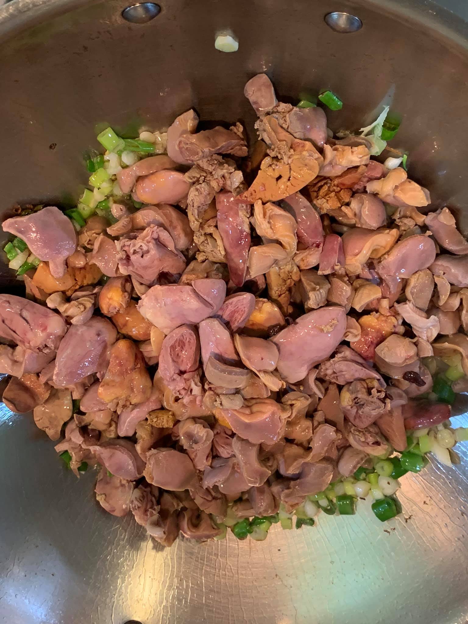 雞雜下鍋拌炒。