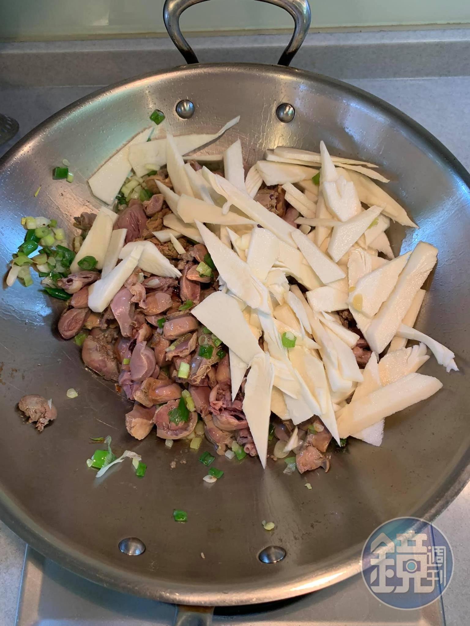 加入筍片、醃菜心一起拌炒。