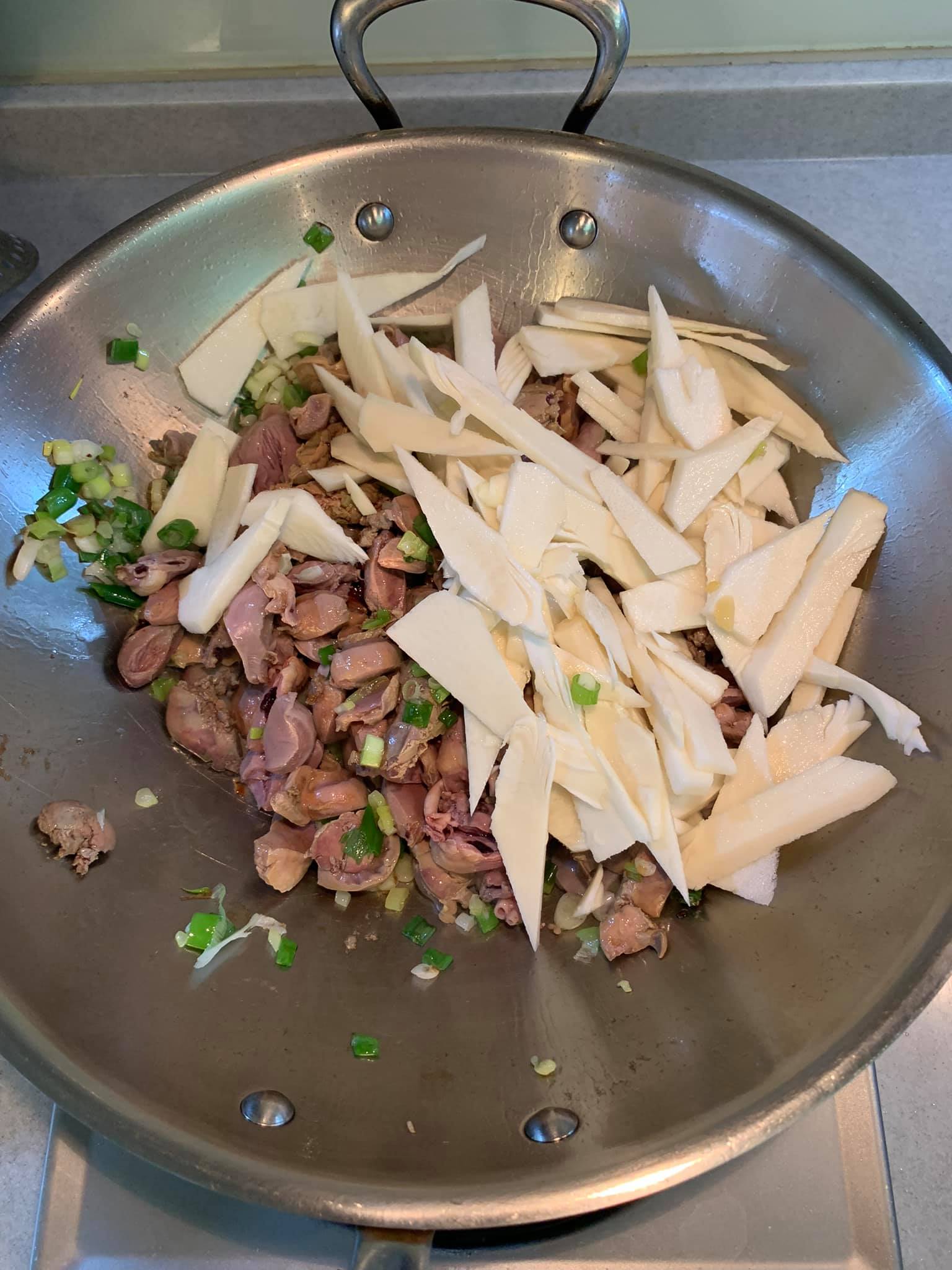 加入筍片、醃菜心一起拌炒。