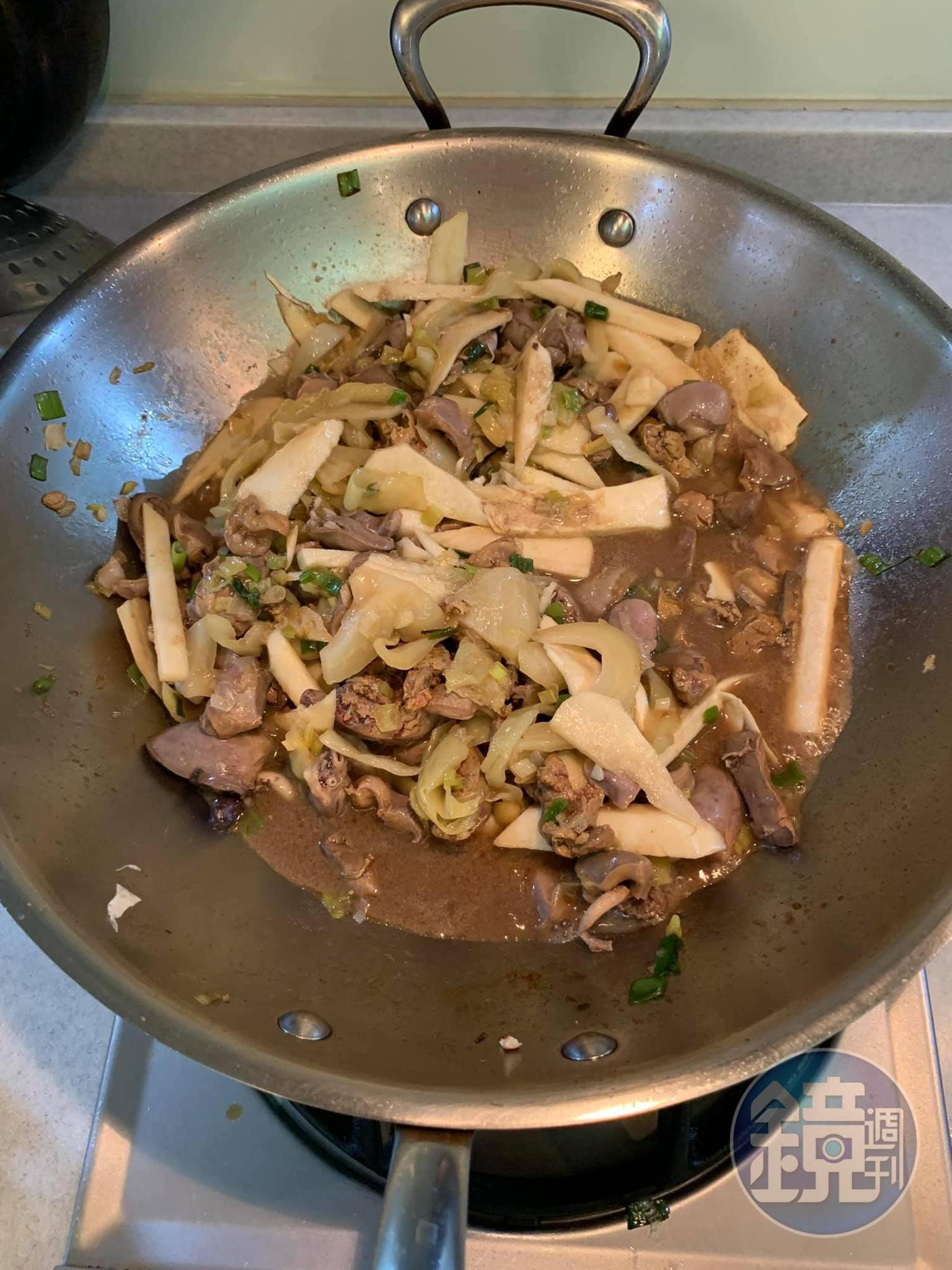 加入調味料與雞湯。