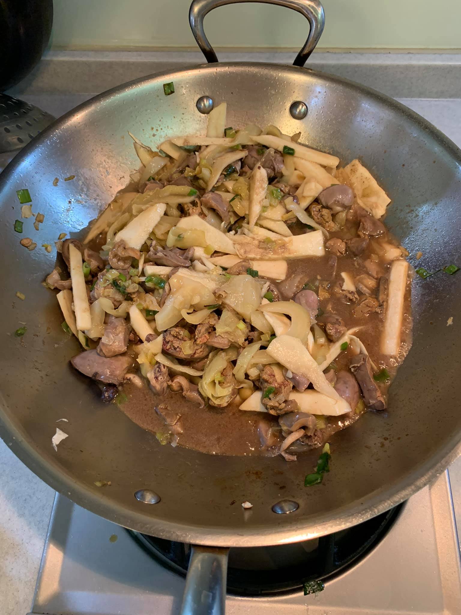 加入調味料與雞湯。
