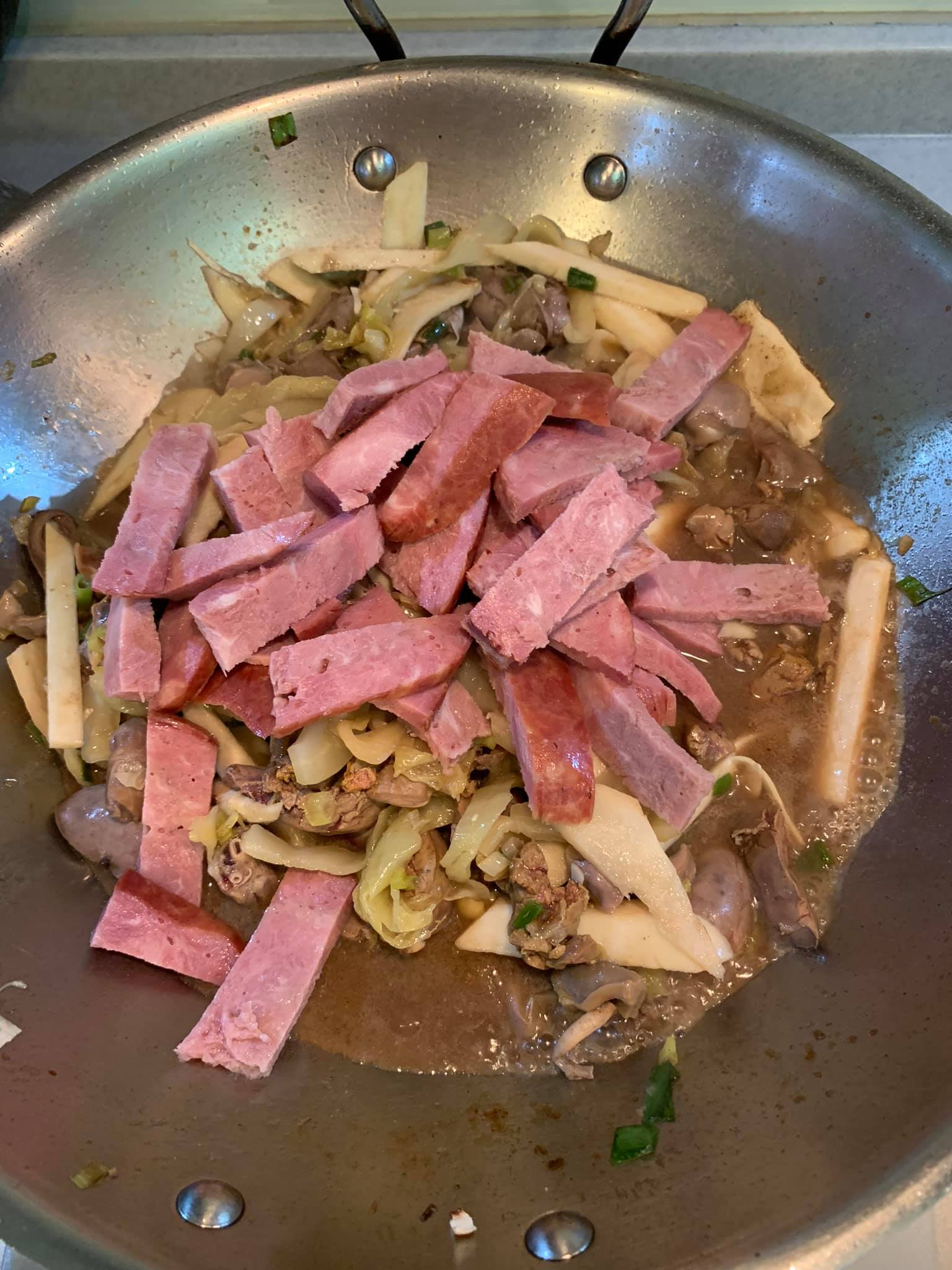 火腿最後加，再蓋鍋蓋煨煮。