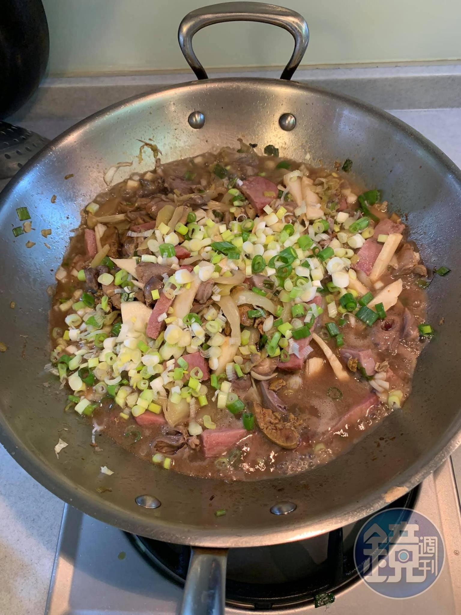 煨煮熟後,再撒上一些葱花。