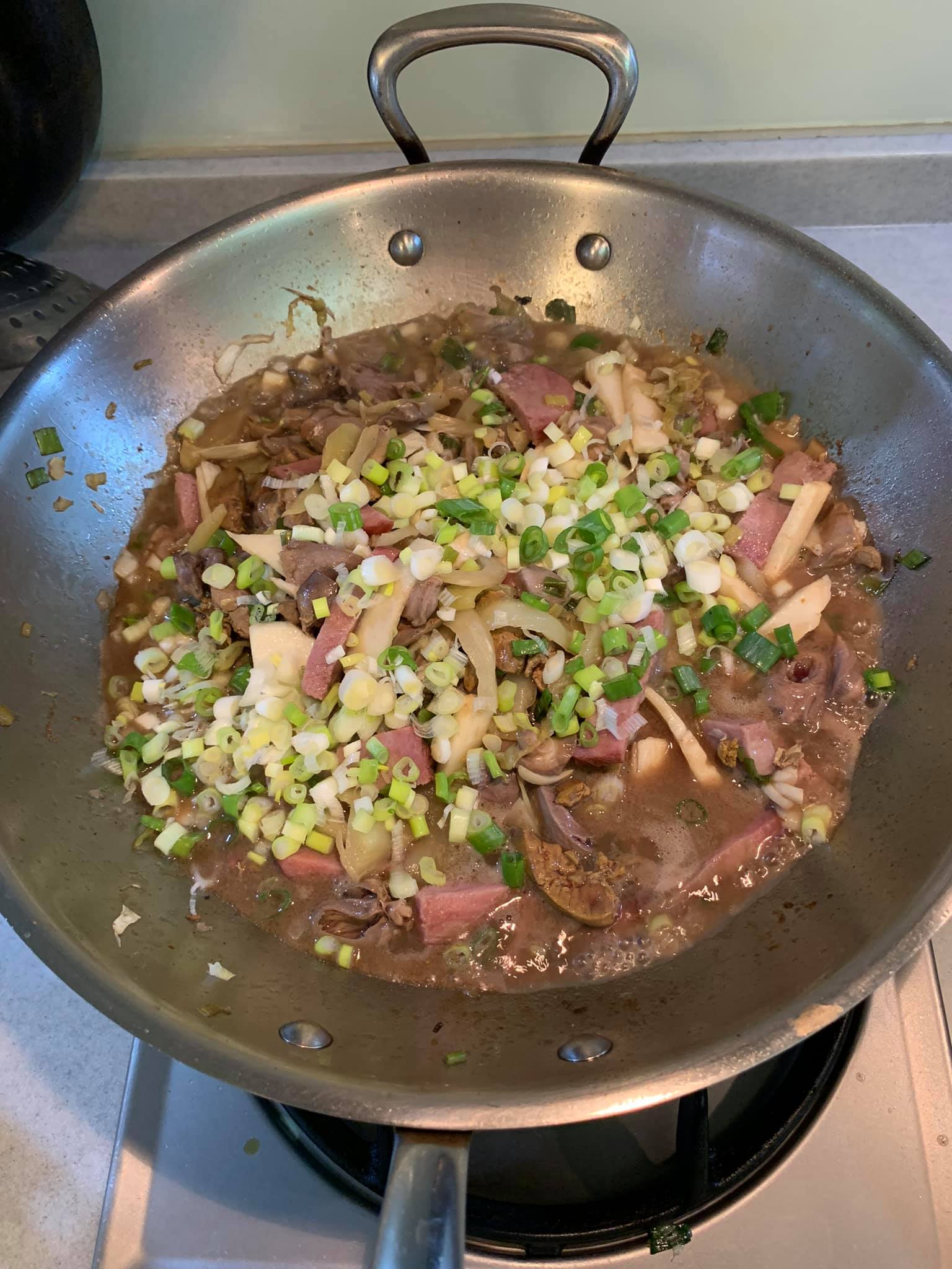 煨煮熟後，再撒上一些葱花。