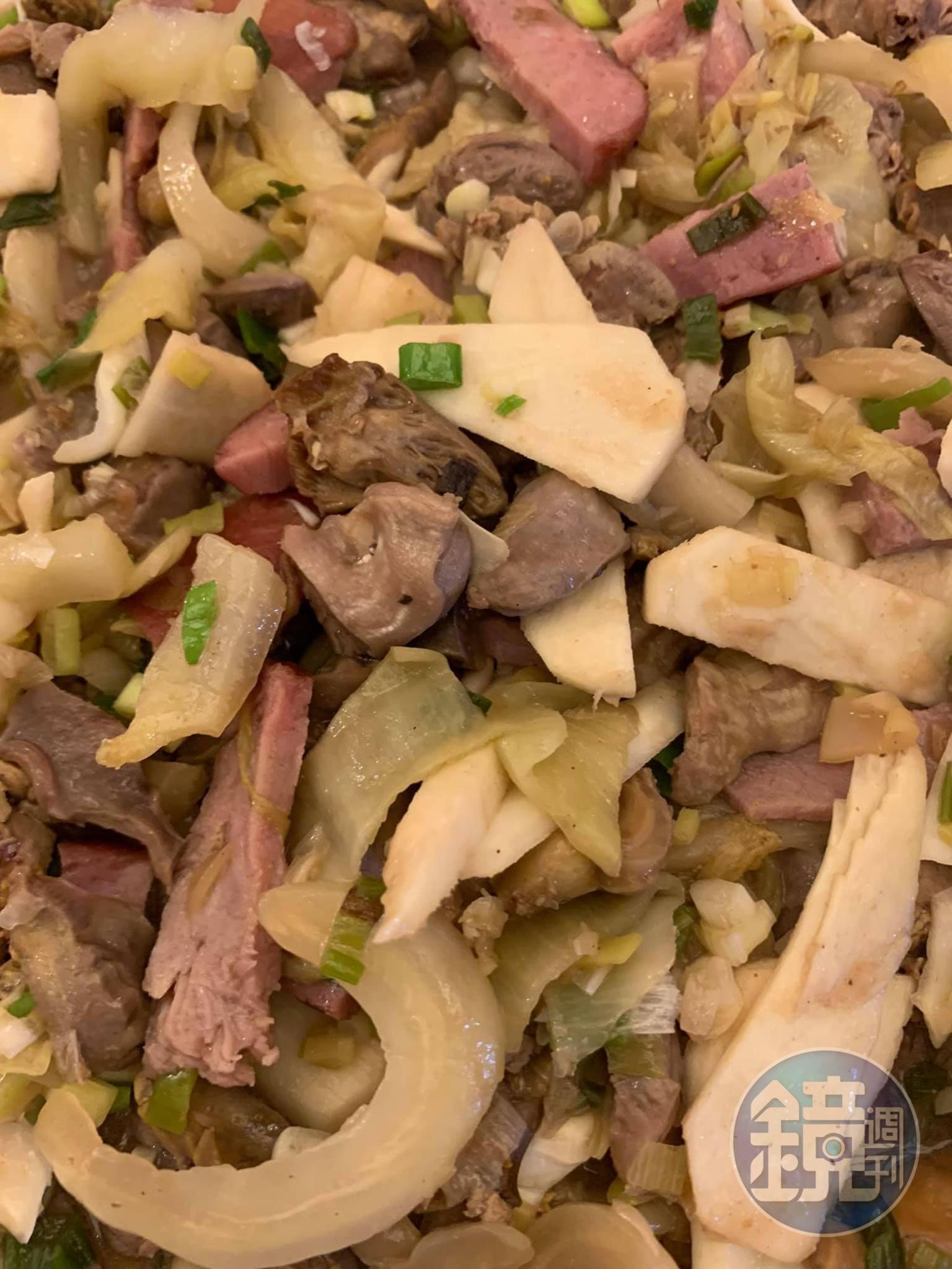 鹹香入味的鹹菜心煨雞雜完成。