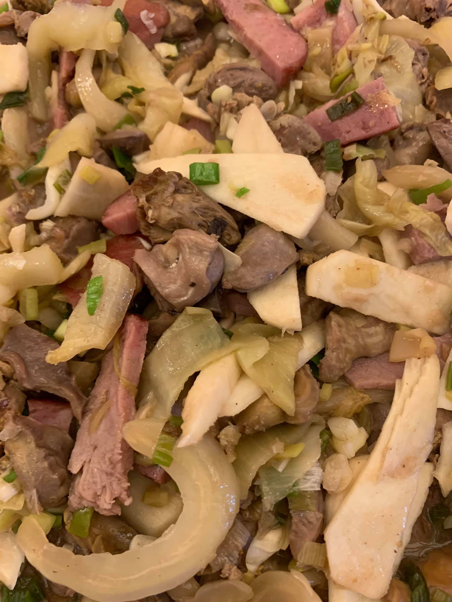 鹹香入味的鹹菜心煨雞雜完成。