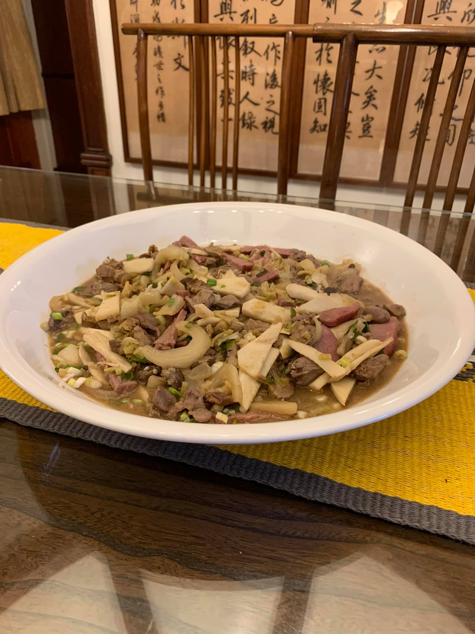 這就是來自《東京夢華錄》的宋代夜市小吃：鹹菜心煨雞雜。