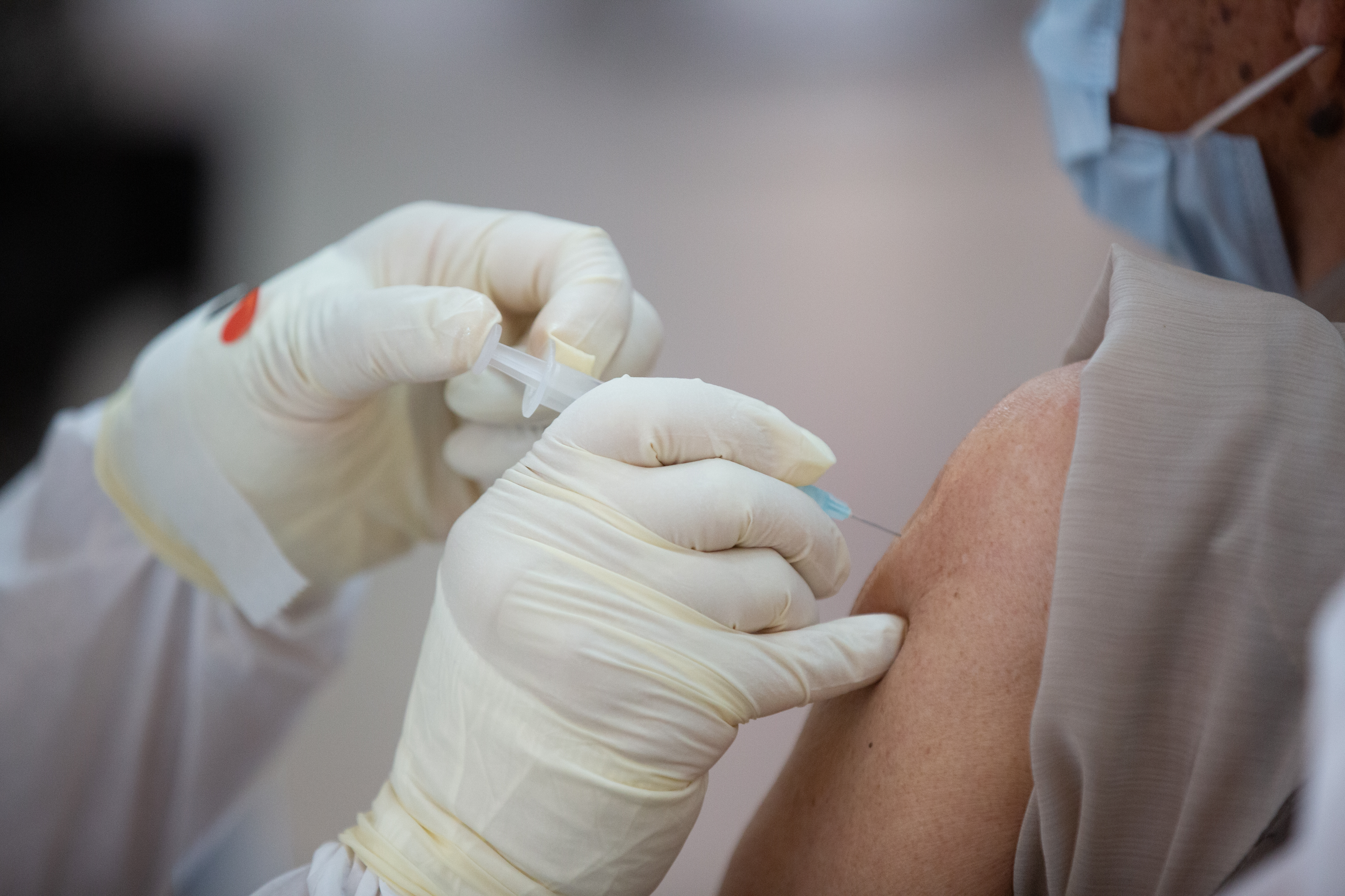 有些民眾認為立陶宛捐贈台灣疫苗是種施捨行為，醫師施景中po文表示，「在我眼中，我見到是人性的光輝，是有情有義的國際互助利他行為。」（本刊資料照）