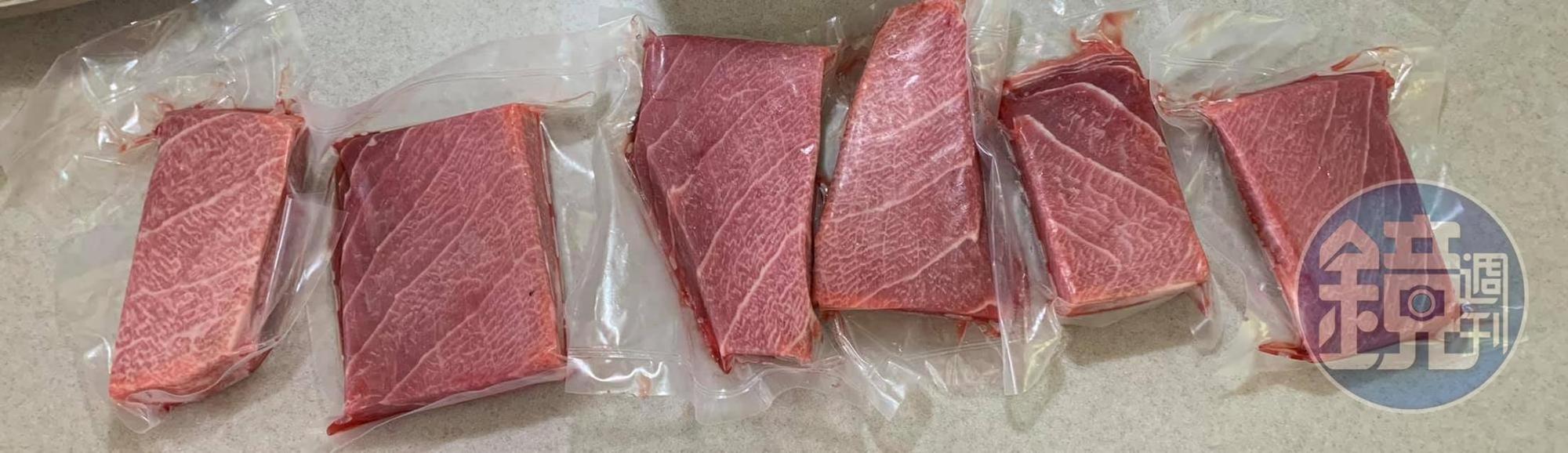 準備6片黑鮪魚肚上腹肉。