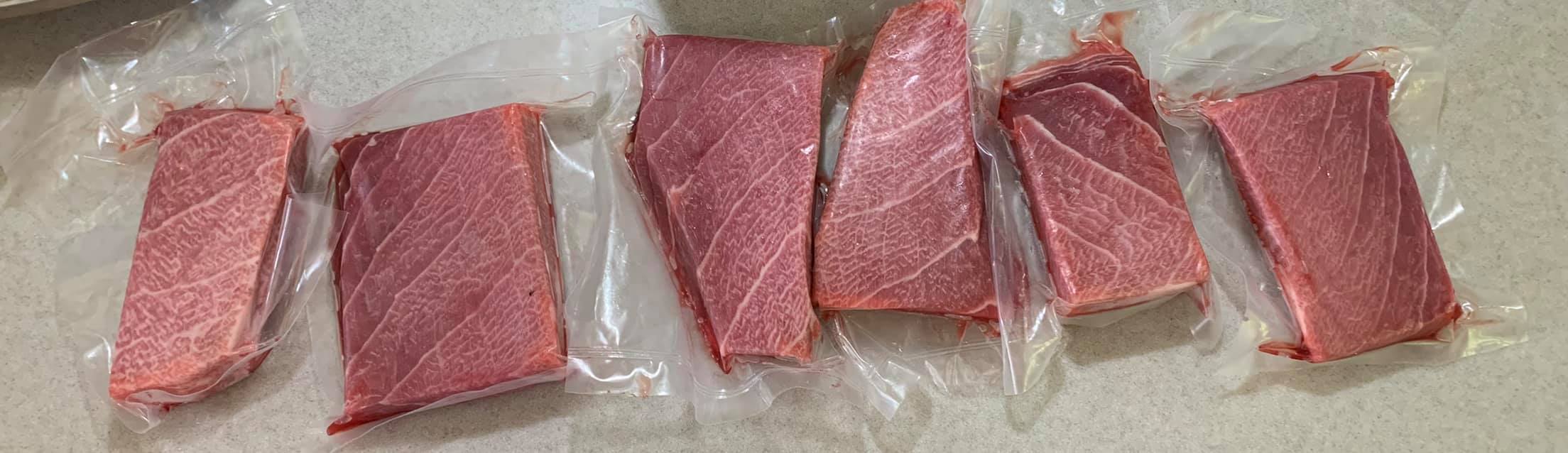 準備6片黑鮪魚肚上腹肉。