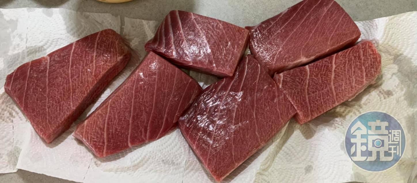 將魚肉放在廚房紙巾上稍微吸去水分。