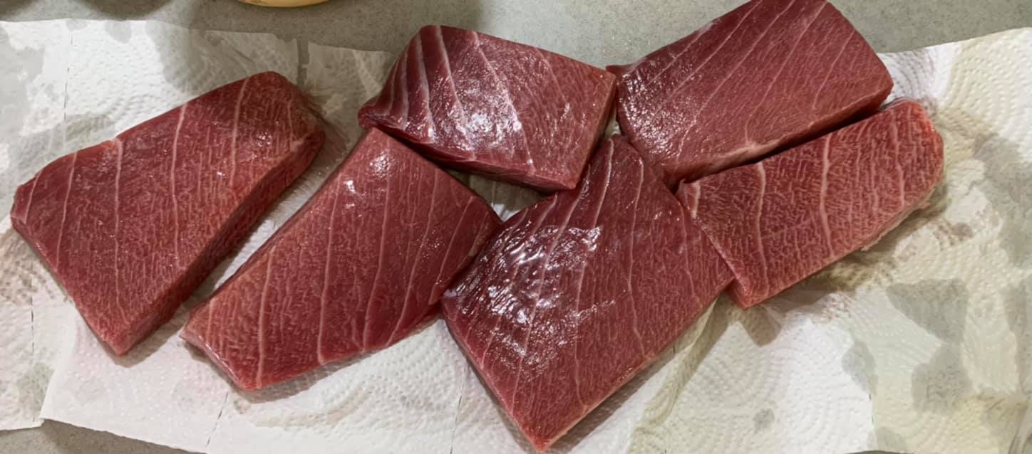 將魚肉放在廚房紙巾上稍微吸去水分。