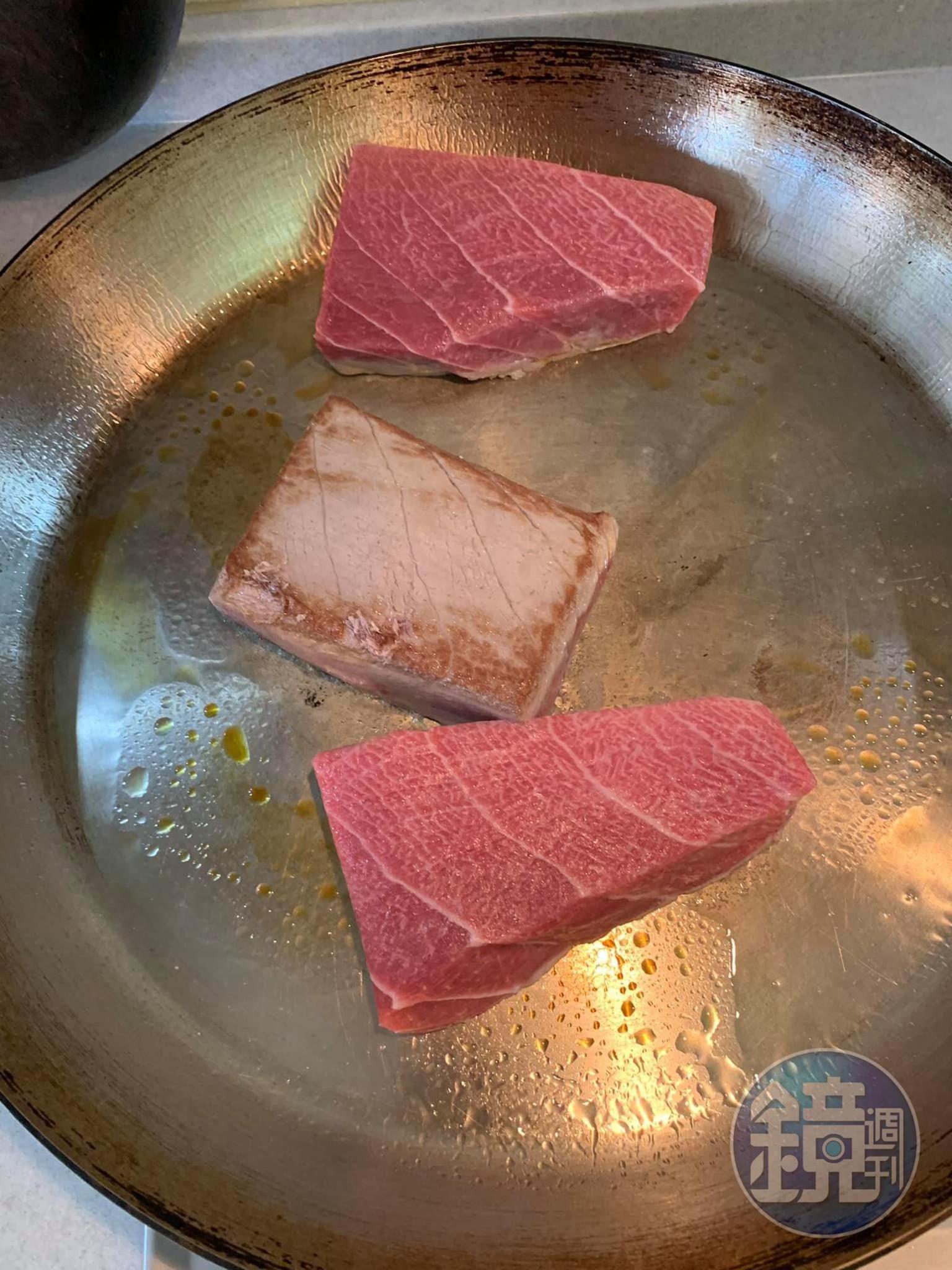 鮪魚煎30秒後翻面。
