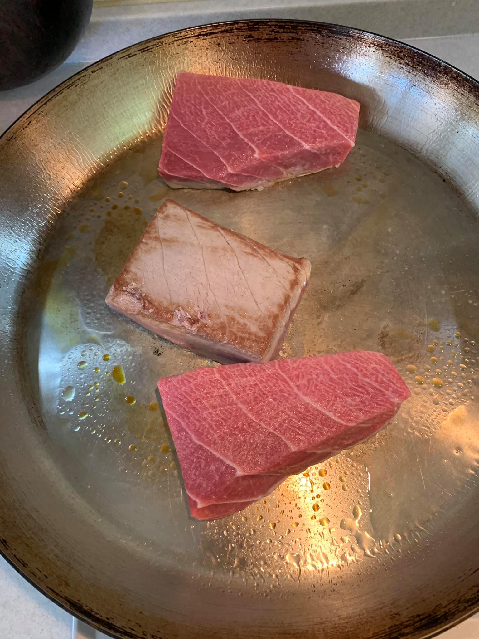 鮪魚煎30秒後翻面。