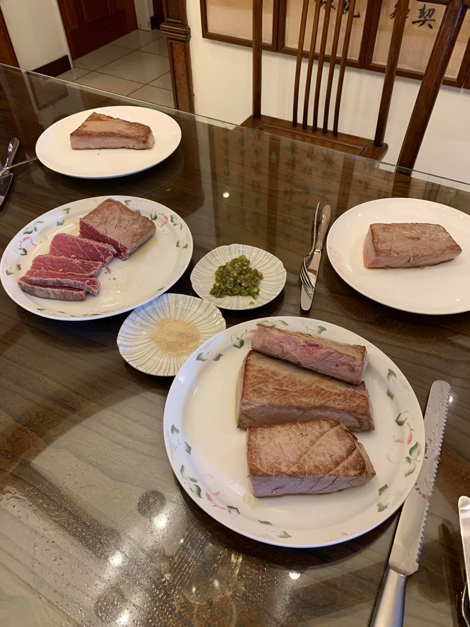 炙燒鮪魚排上桌，兒子說6片太多，其實4片就夠了。