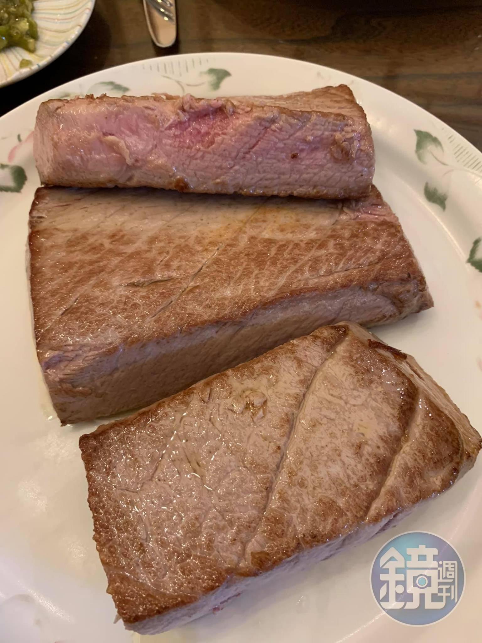 表面微微煎過的鮪魚排。