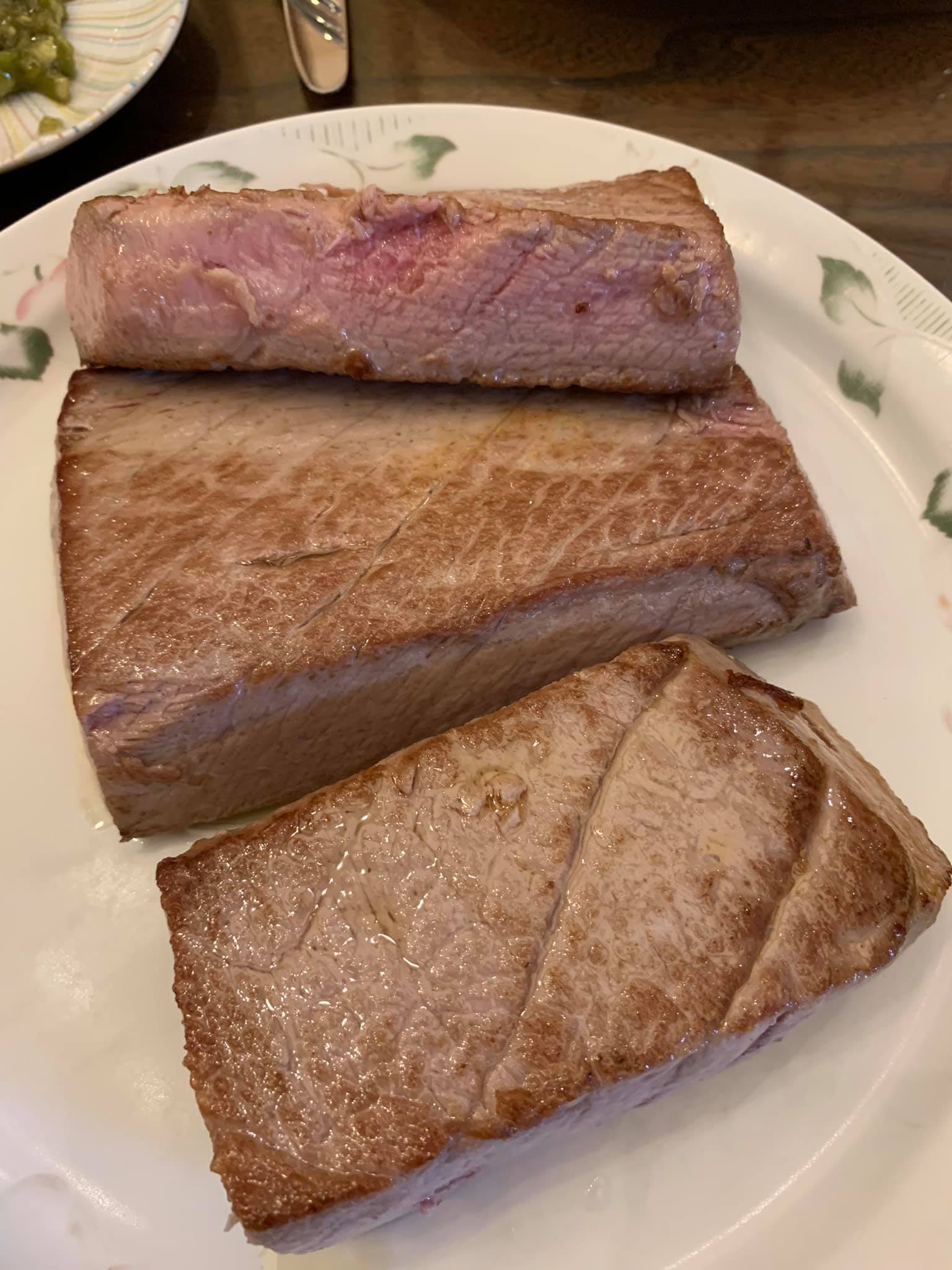 表面微微煎過的鮪魚排。