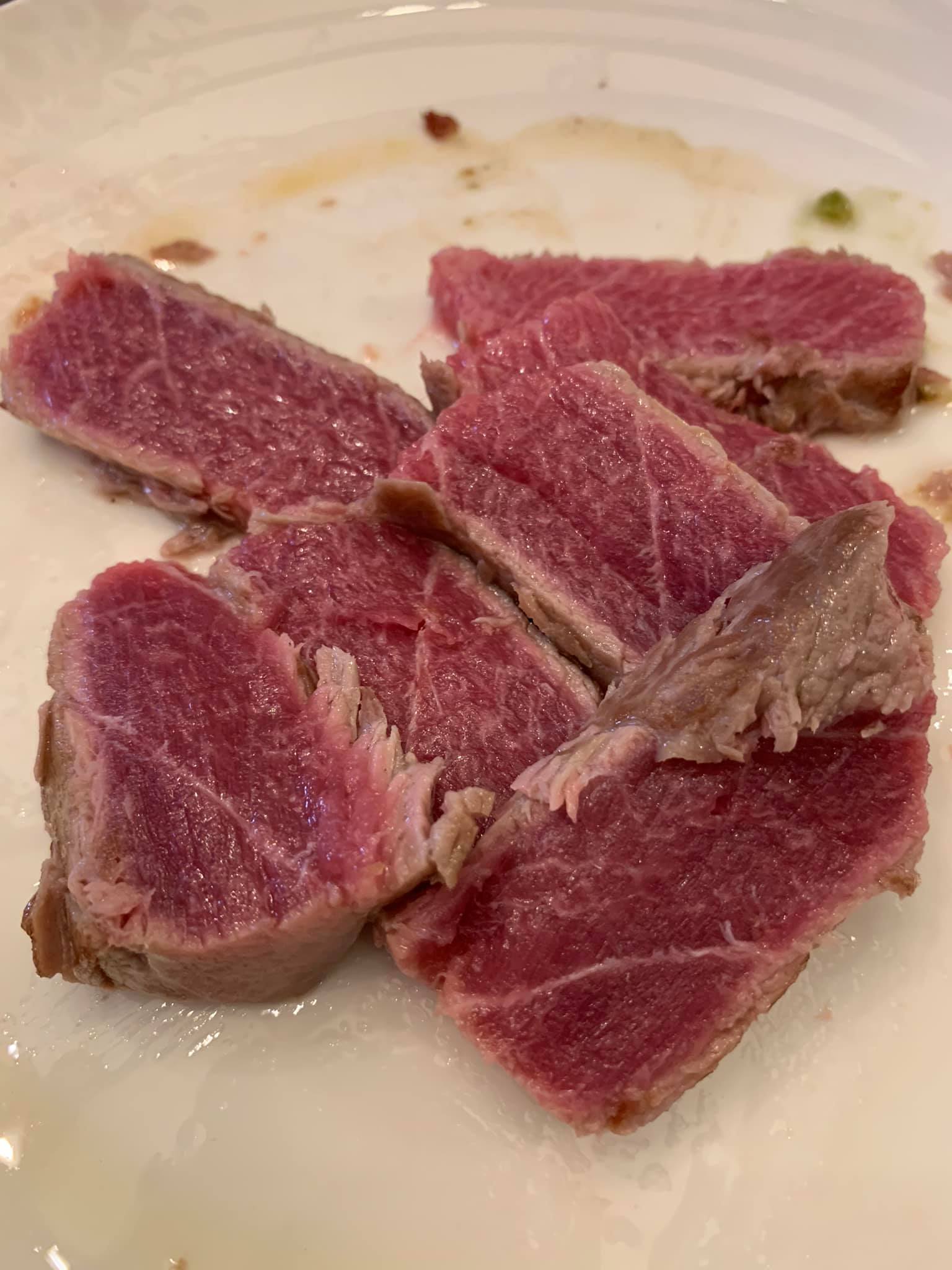 看看這漂亮的油花，其實就是生魚片。