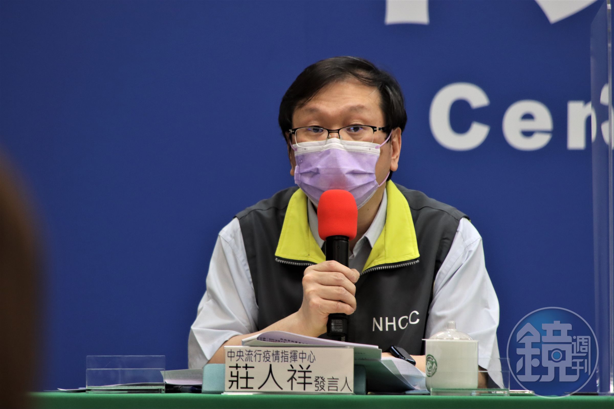 針對疫苗接種後疑似不良事件，發言人莊人祥指出，AZ疫苗昨日新增103例，其中25例為打疫苗與死亡時間相近、32例為其他疑似嚴重不良事件。（指揮中心提供）