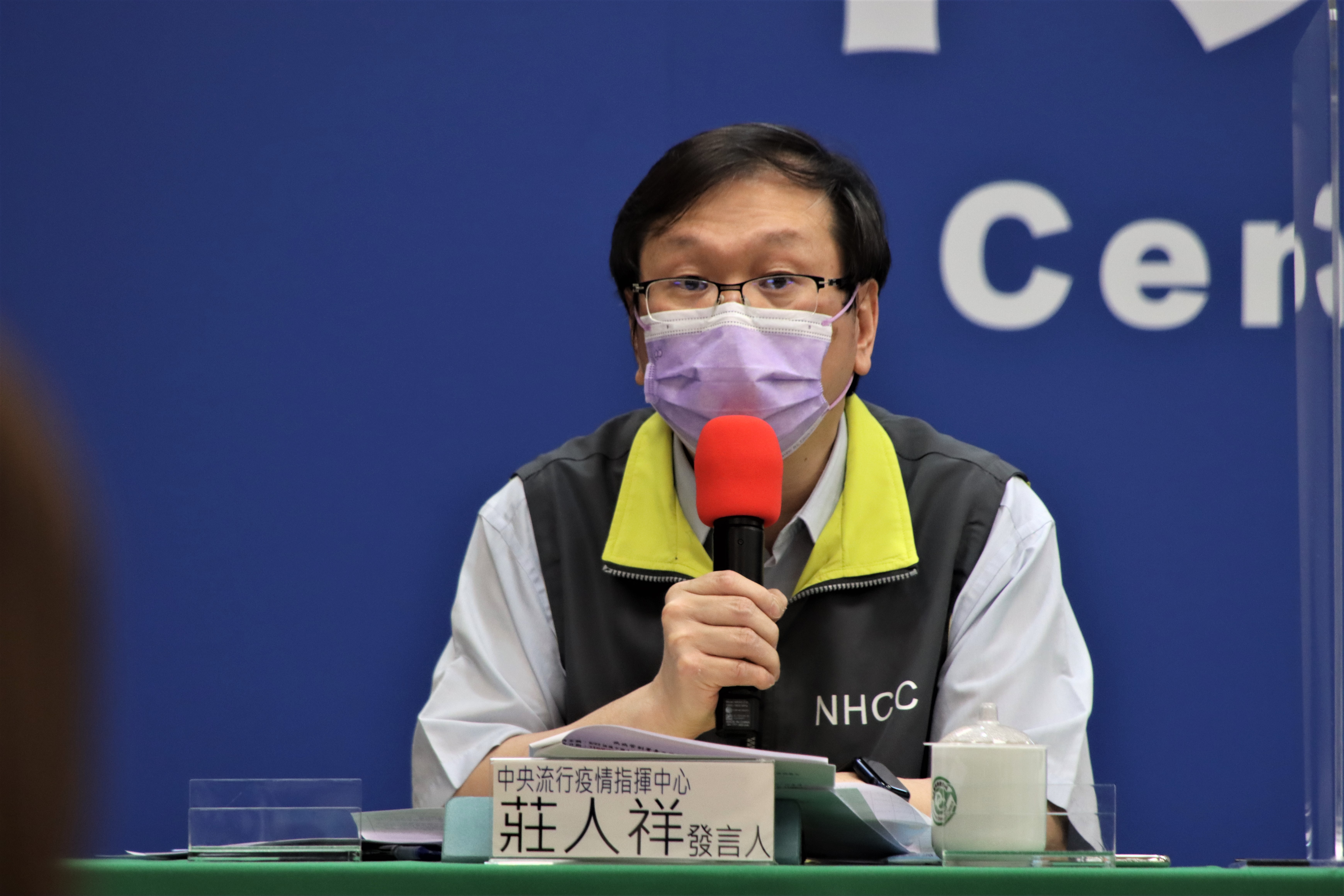 針對疫苗接種後疑似不良事件，發言人莊人祥指出，AZ疫苗昨日新增103例，其中25例為打疫苗與死亡時間相近、32例為其他疑似嚴重不良事件。（指揮中心提供）