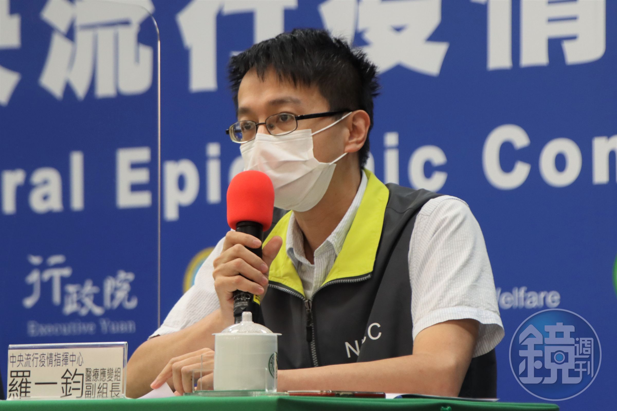 羅一鈞說明，今日公布的死亡各案相關情形。（指揮中心提供）