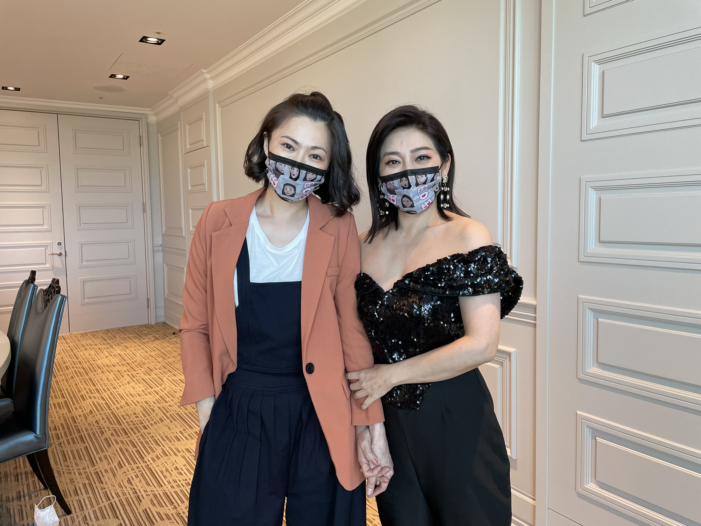 民視八點檔《黃金歲月》今首播,王彩樺(右)和侯怡君相見歡。(民視提供)