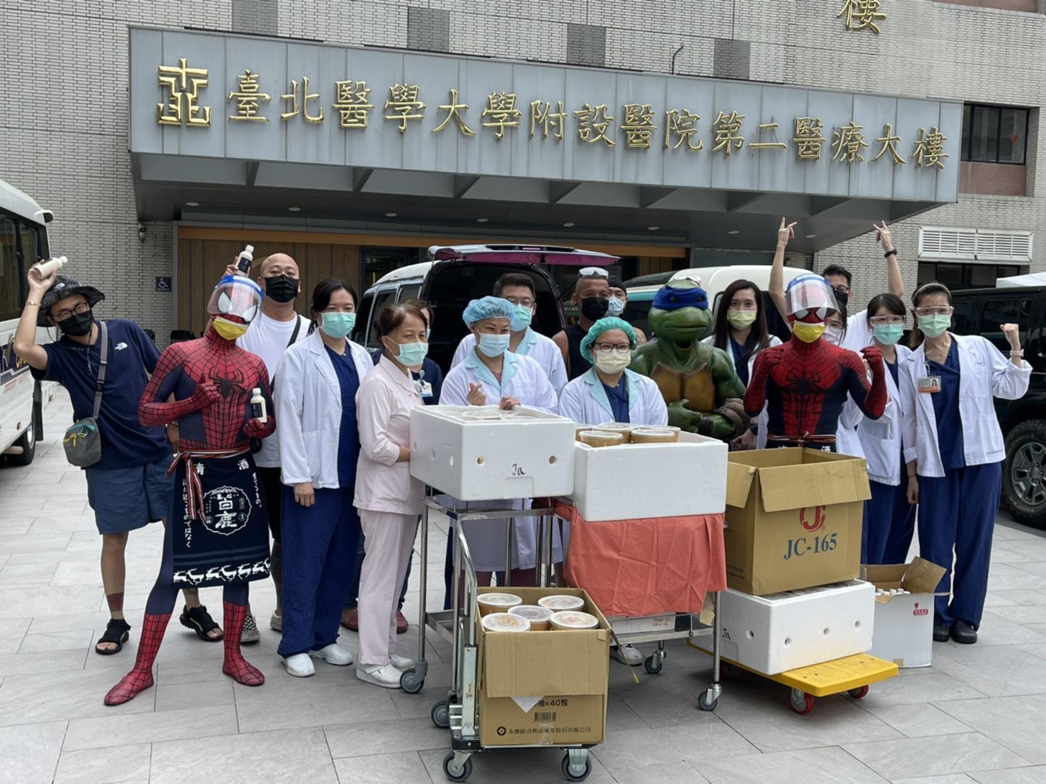 「西門靖」居酒屋今派出蜘蛛人、忍者龜給醫護人員送上愛心便當。（「西門靖」居酒屋提供）