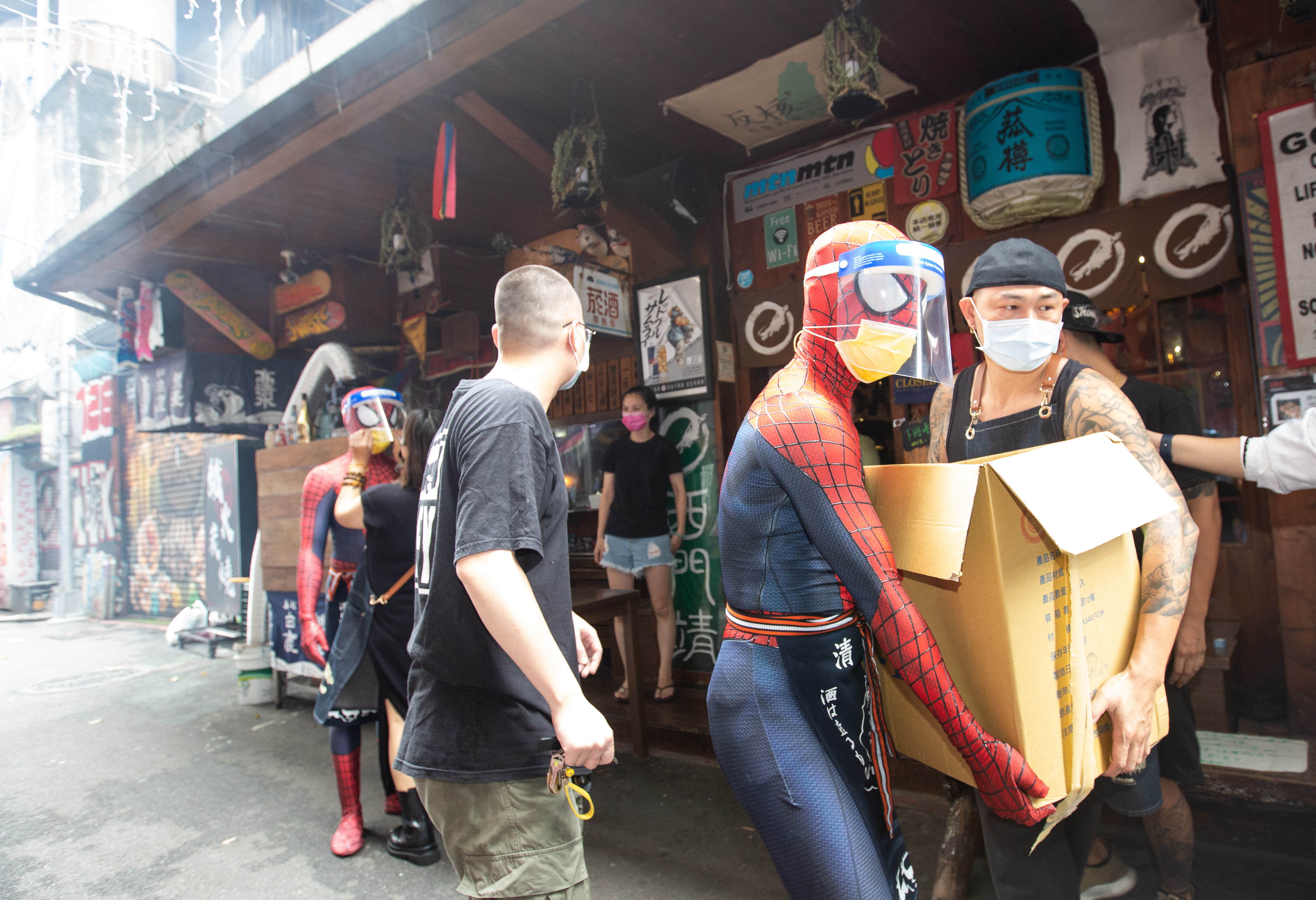 「西門靖」居酒屋今派出蜘蛛人、忍者龜給醫護人員送上愛心便當。