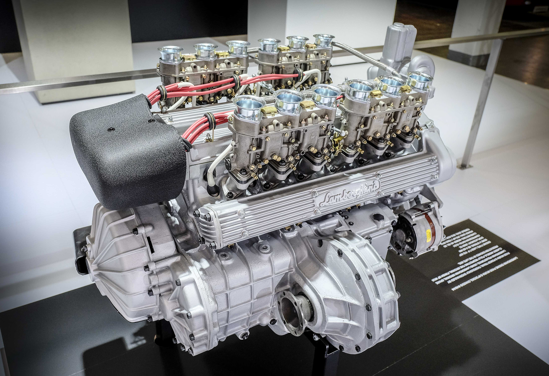 【鏡車文化】蠻牛鐵心！Lamborghini V12引擎演進史