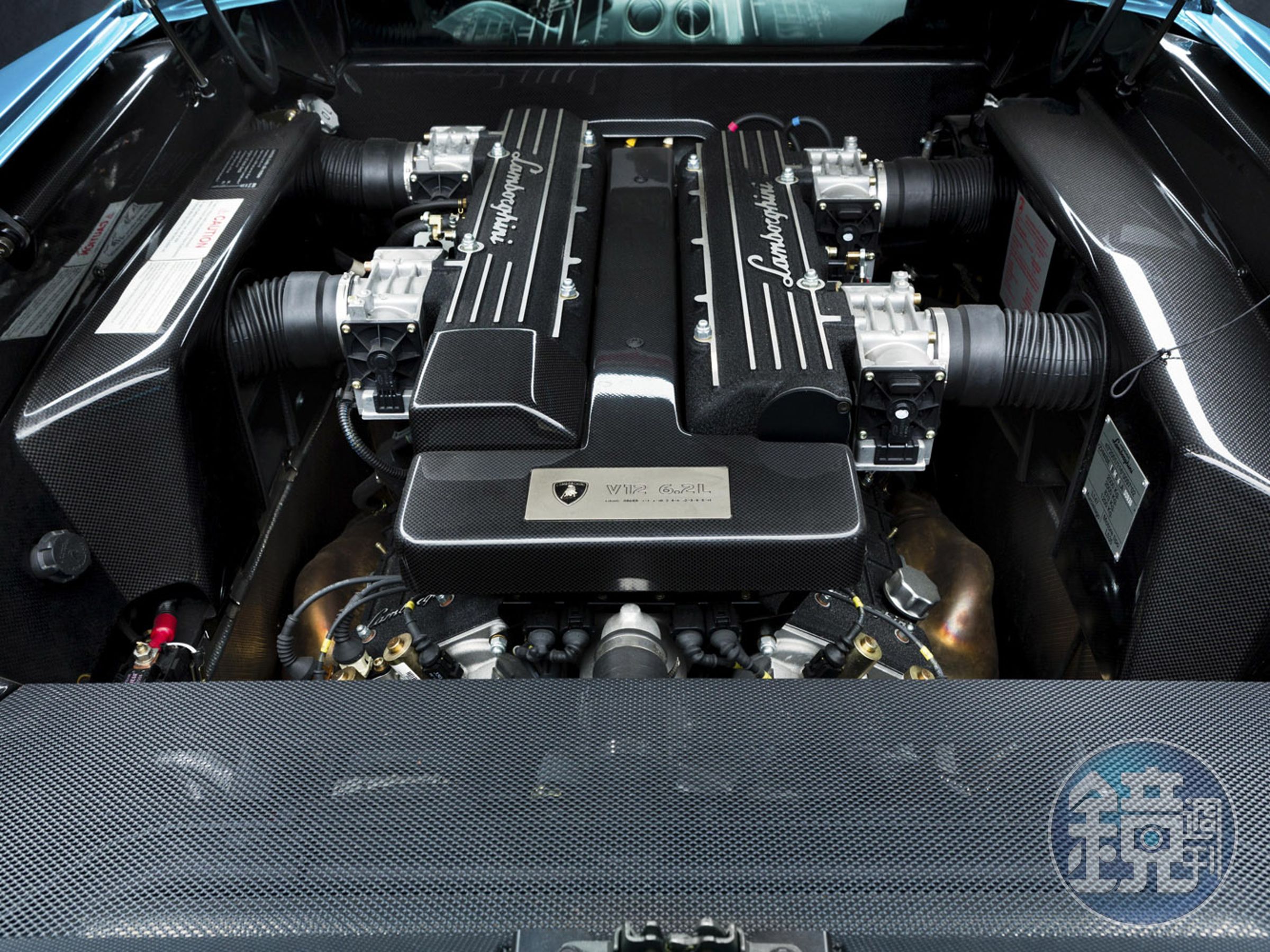 Murciélago配載6.2升V12引擎，可輸出最大馬力 580 hp，極速則可達 330 公里。