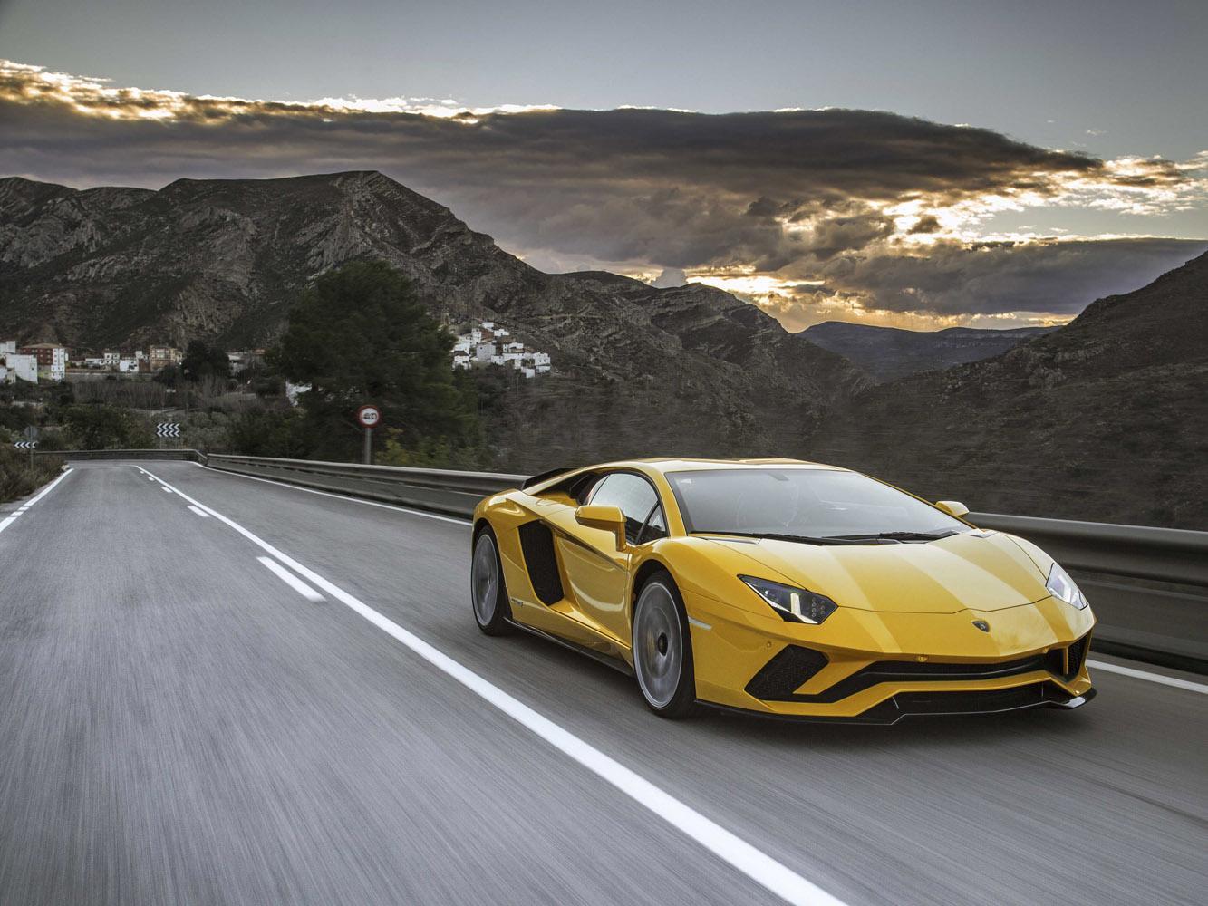 Aventador S開啟了新世代V12旗艦車型的全新一頁，依循「型隨機能」的設計理念，Aventador S每一個升級都為創造更卓越的空氣力學，每一處設計皆為速度而生。