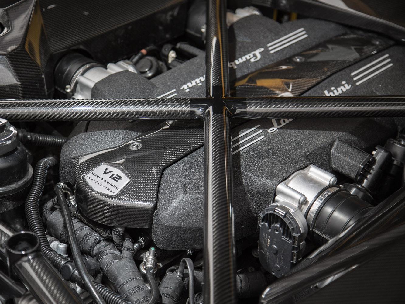 Aventador S搭載6.5升V型12缸自然進氣引擎，於8,400 rpm時可輸出最大馬力740 hp，並於5,500 rpm時可達690 Nm扭力峰值。