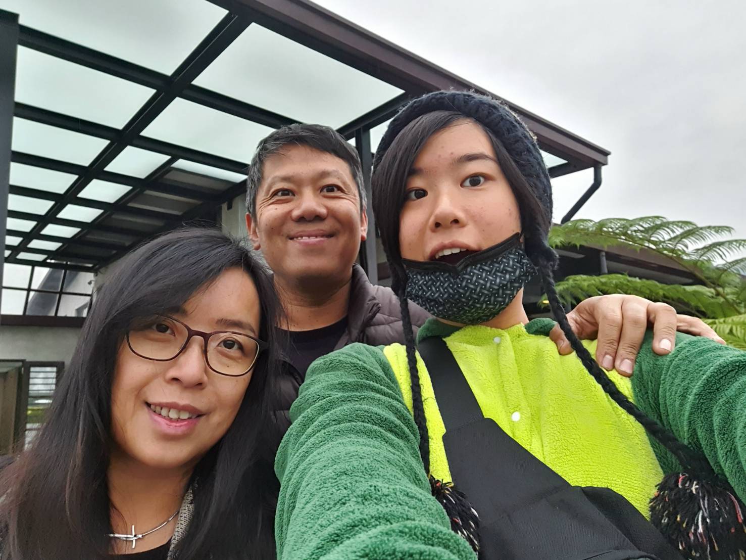 老婆湯富如（左）和女兒溫予謙（右）是溫志榮夢想路上最堅實的後盾。（溫志榮提供）