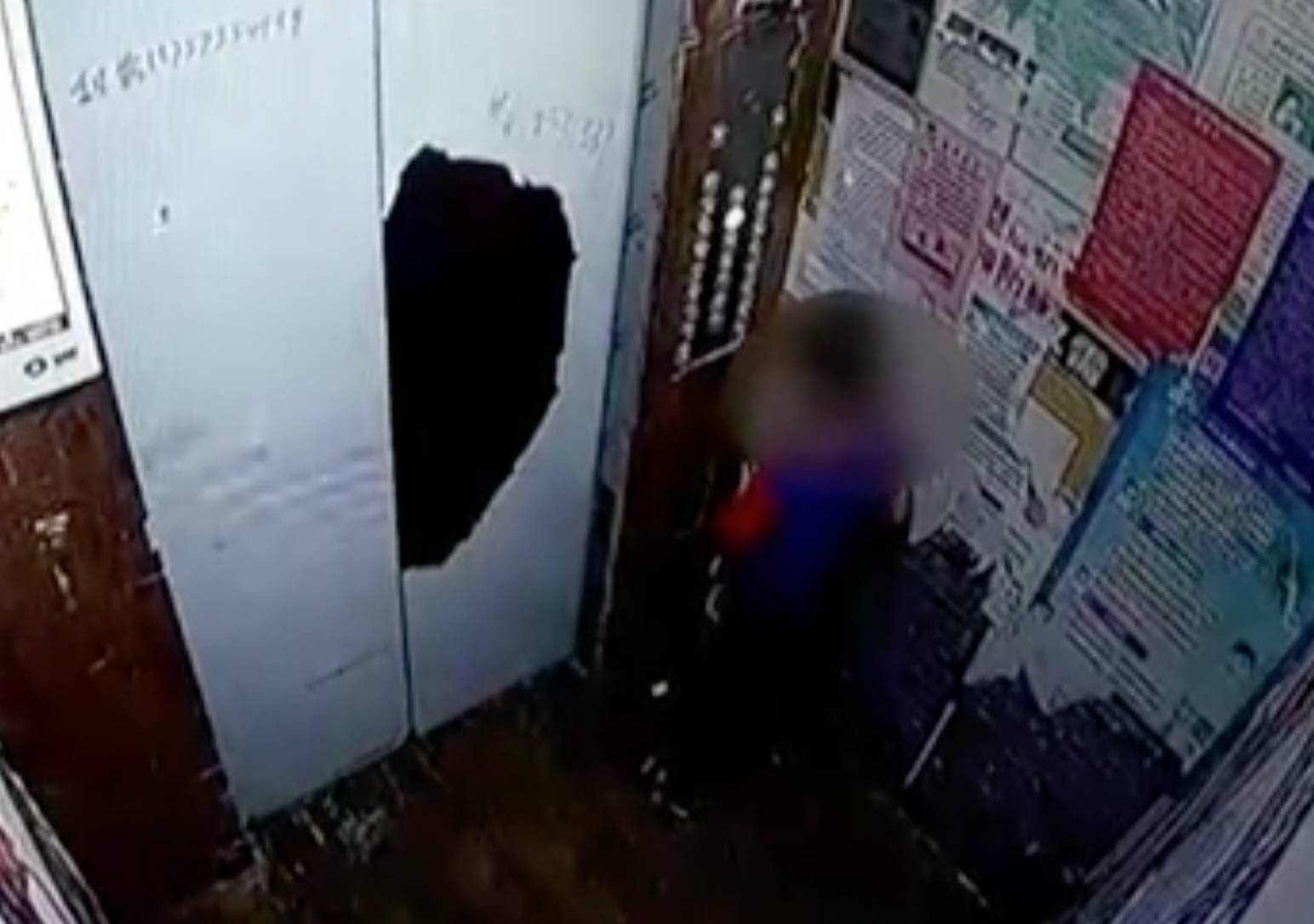 中國大陸男童搭乘電梯時小便，反而害自己受困。（翻攝自微博）