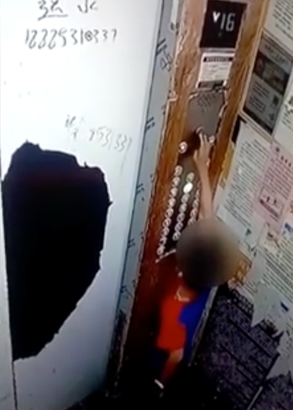 男童發現電梯門並未開啟，不斷按警鈴求救。（翻攝自微博）