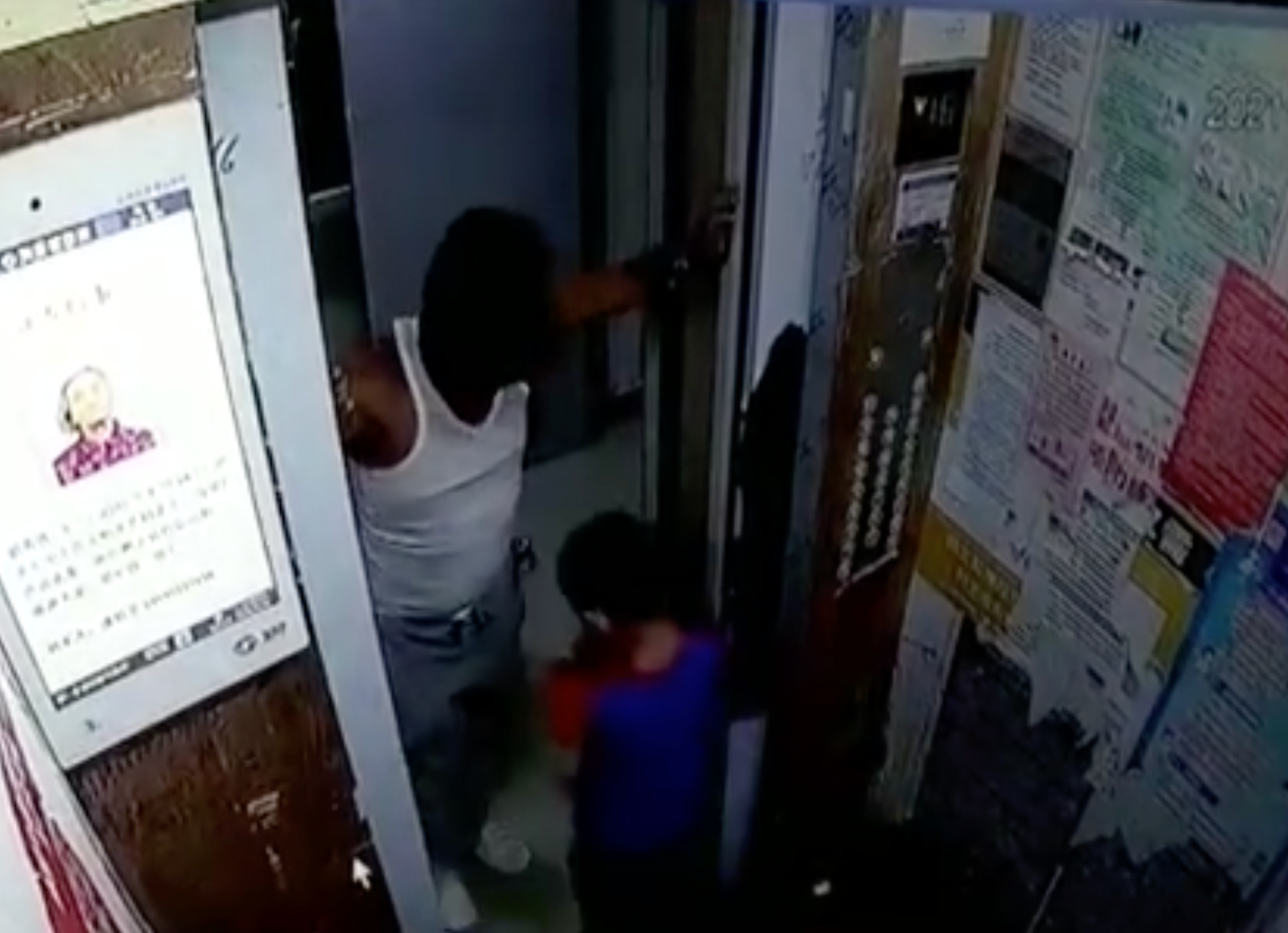管理人員到達後順利將男童救出。（翻攝自微博）