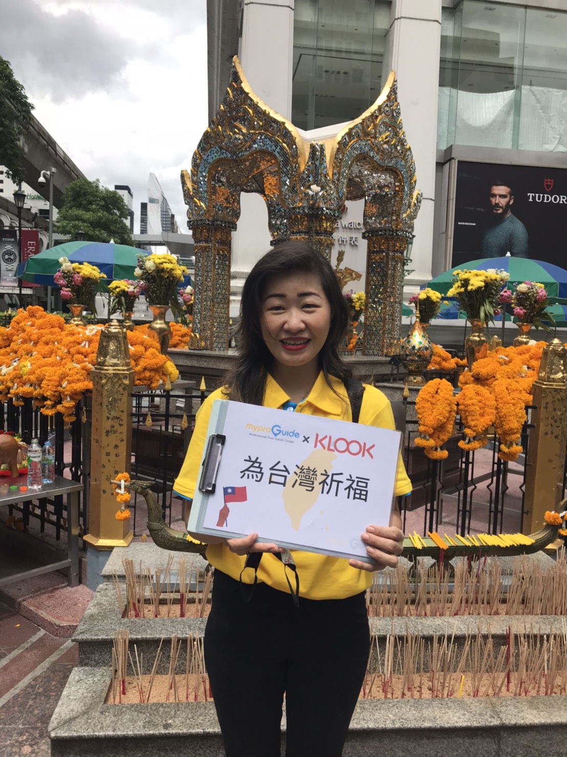 當日的在地導遊小玲，在鏡頭前舉起「為台灣祈福」的牌子。 （KLOOK提供）